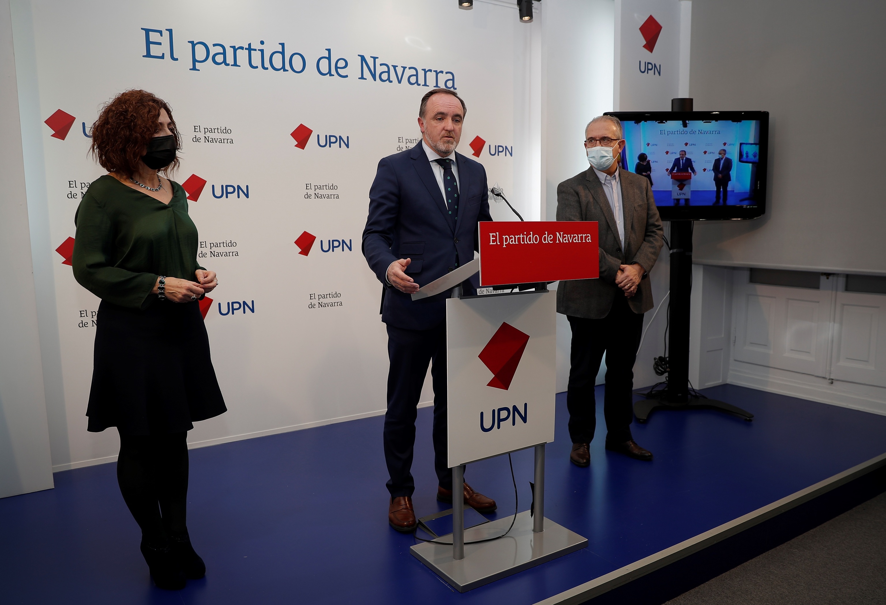 Enrique Maya, a la derecha de la imagen, acompaa a Javier Esparza y a Yolanda Ibez durante el anuncio del voto favorable de UPN a la reforma laboral.