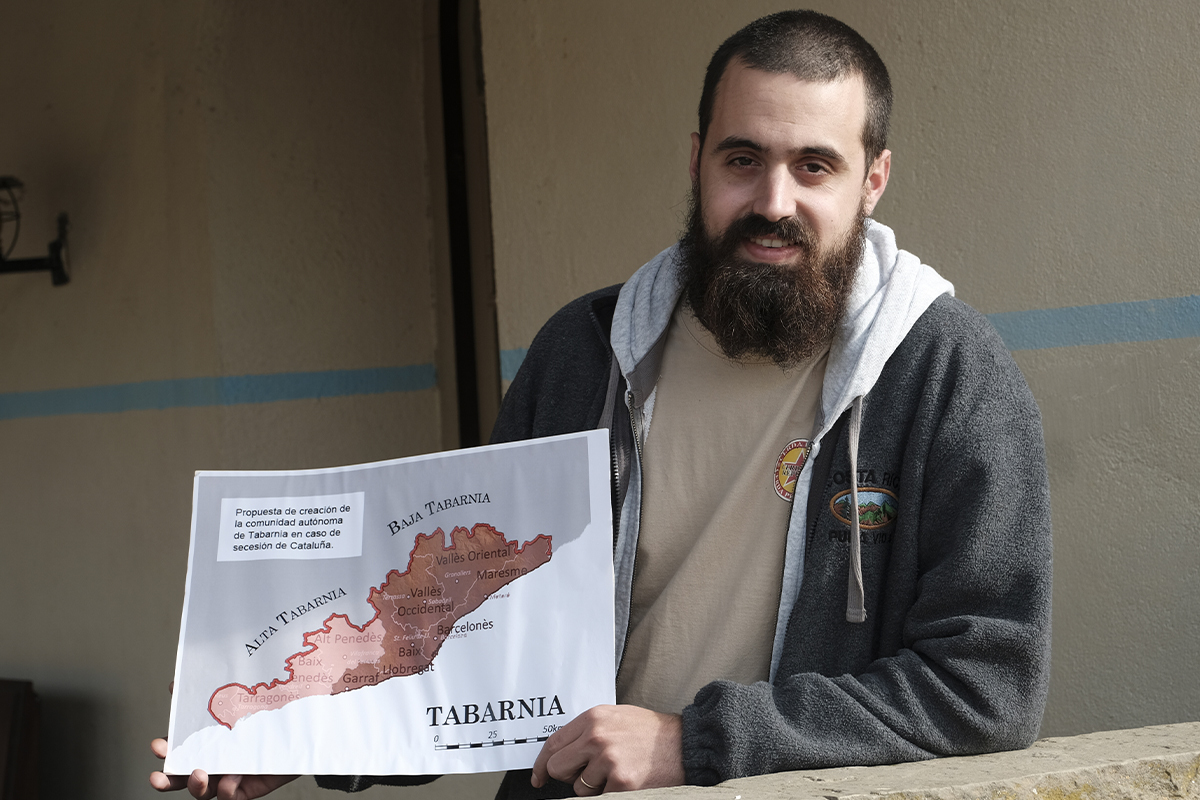 Jaume Vives sostiene un mapa de Tabarnia.