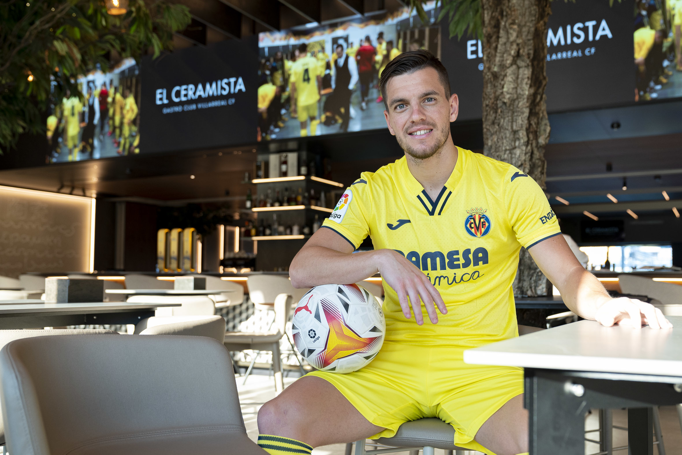 El centrocampista argentino posando en el restaurante del estadio de la Cermica en Vila-real.