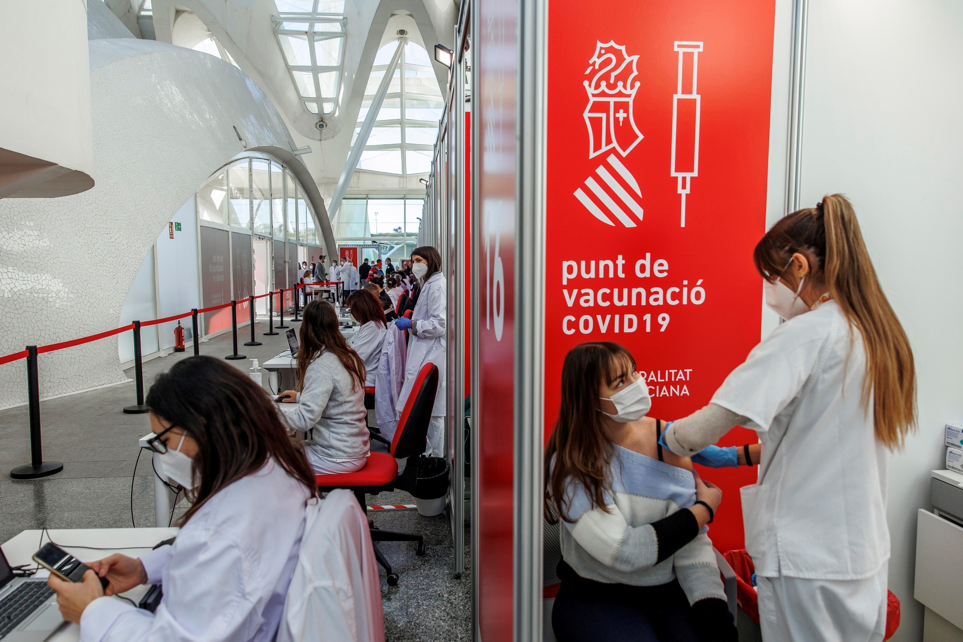 Una persona se vacuna contra el coronavirus en el centro de vacunacin en la Ciudad de las Artes y las Ciencia de Valencia