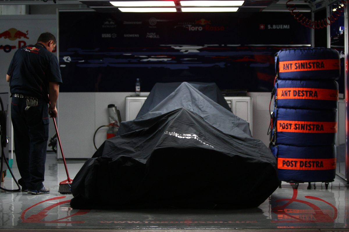 Un coche de Toro Rosso, bajo la lona, en el garaje de Shakir.