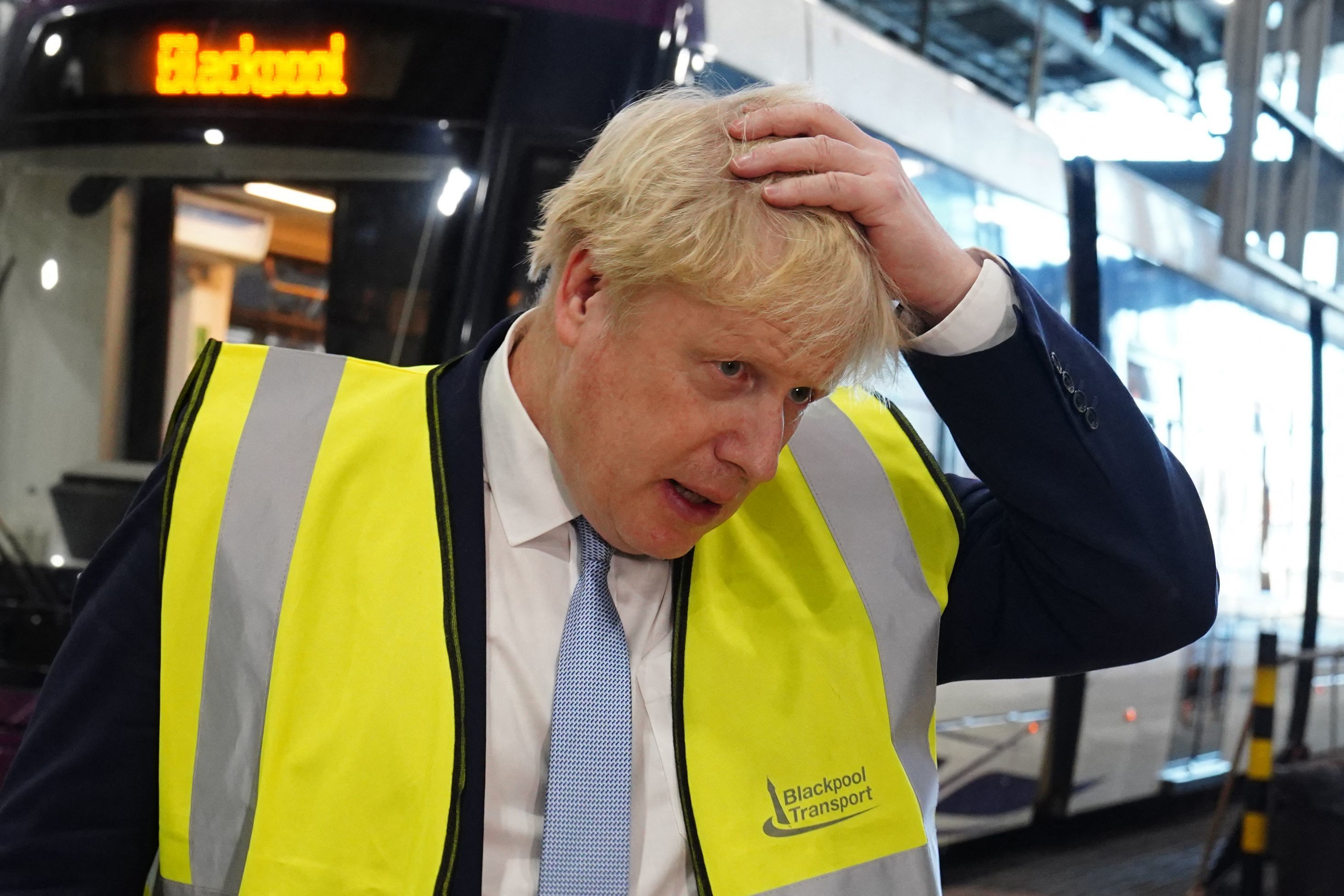 Boris Johnson durante una visita a una fábrica de Blackpool.