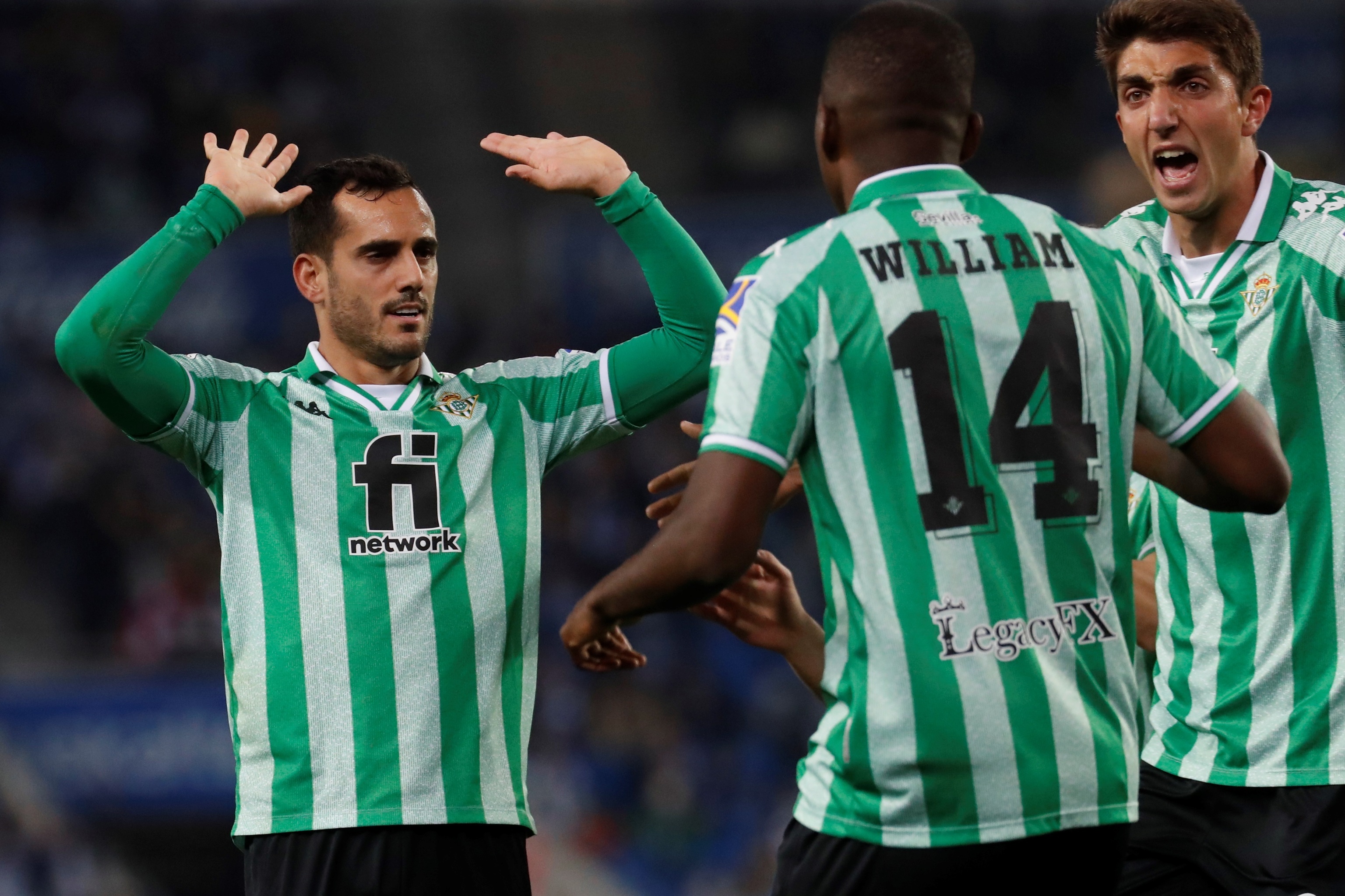 Juanmi y  William Carvalho (c) celebran el primer gol del Betis en Anoeta.