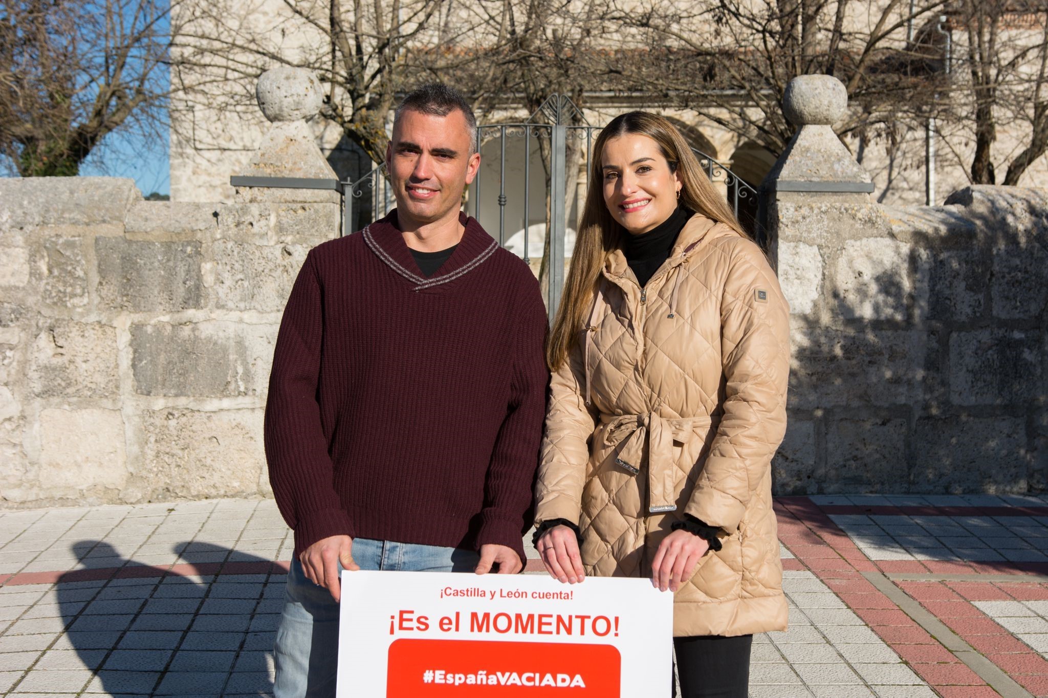 Cristina y Juan con el cartel electoral