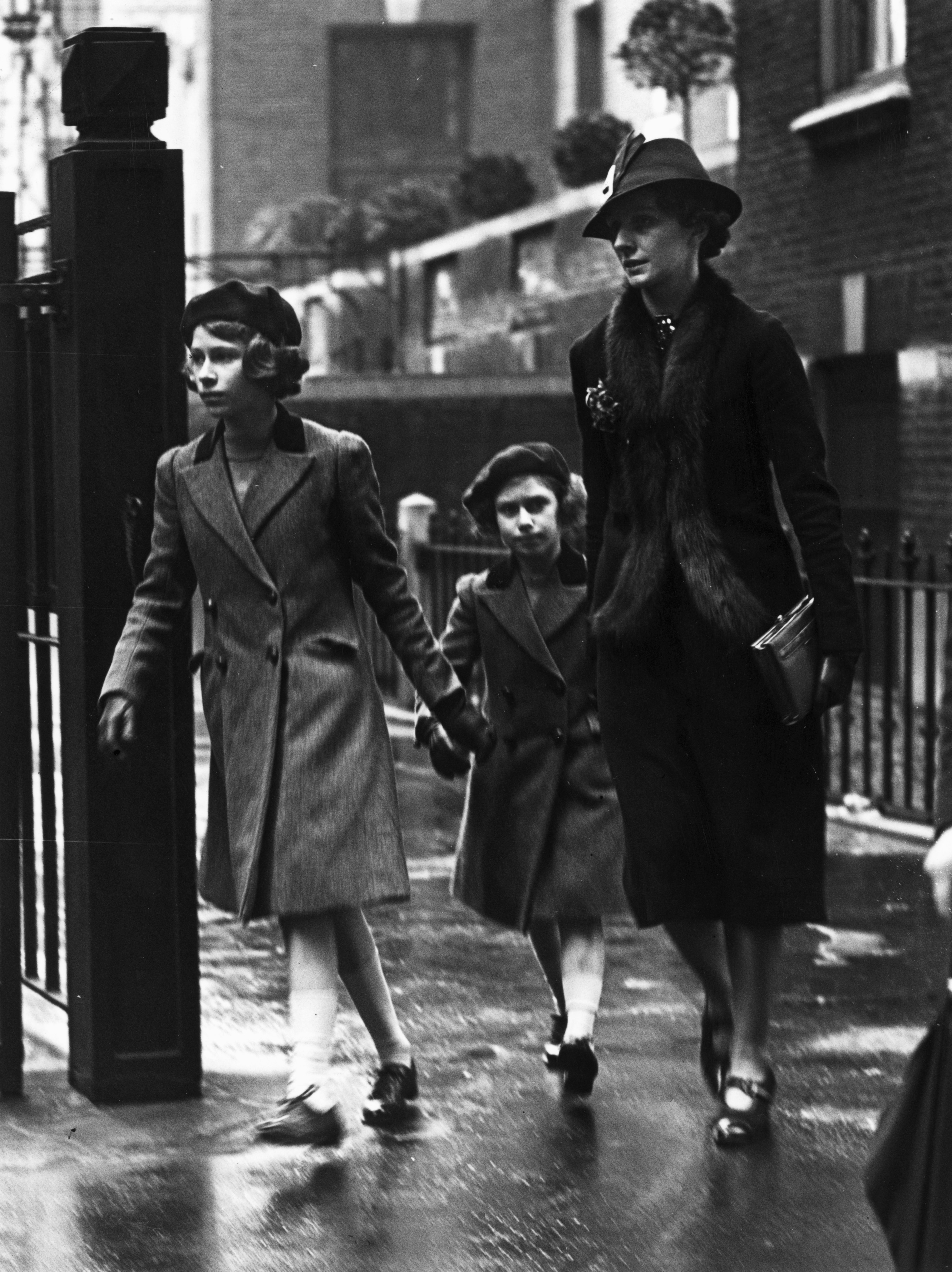 La niera Marion Crawford, junto a las princesas Isabel (i) y Margarita (c), en una imagen de mayo de 1939. de
