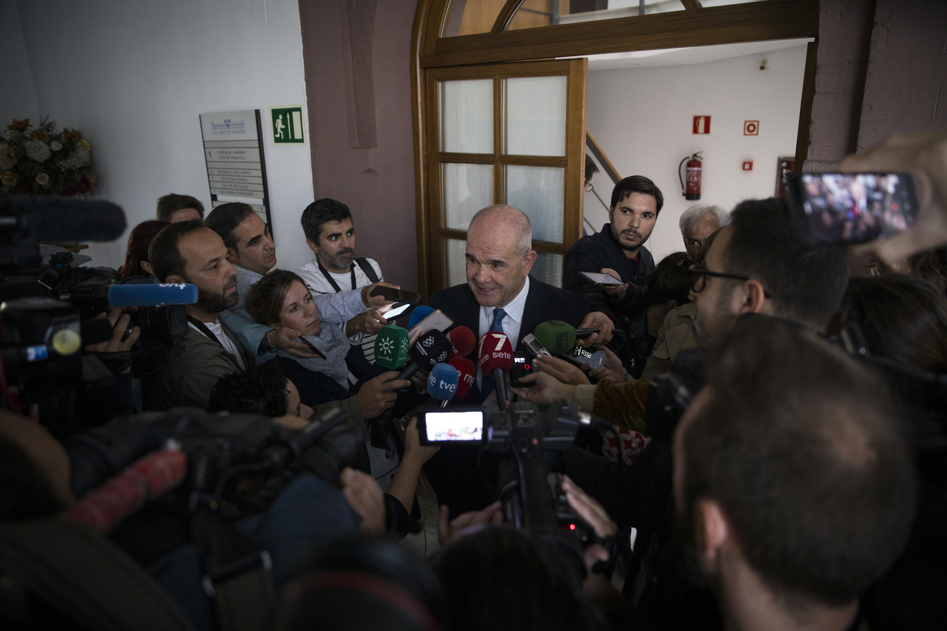 El ex presidente de la Junta de Andaluca Manuel Chaves atiende a los periodistas tras abandonar la comisin de investigacin de la Faffe en noviembre de 2019.