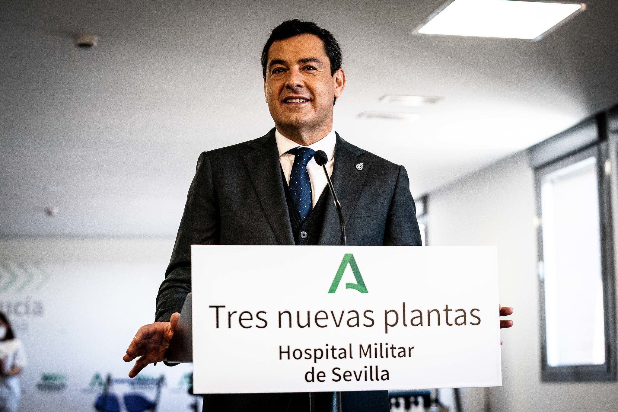 El presidente de la Junta, Juanma Moreno, en la inauguracin esta semana de tres plantas del Hospital Milutar de Sevilla.