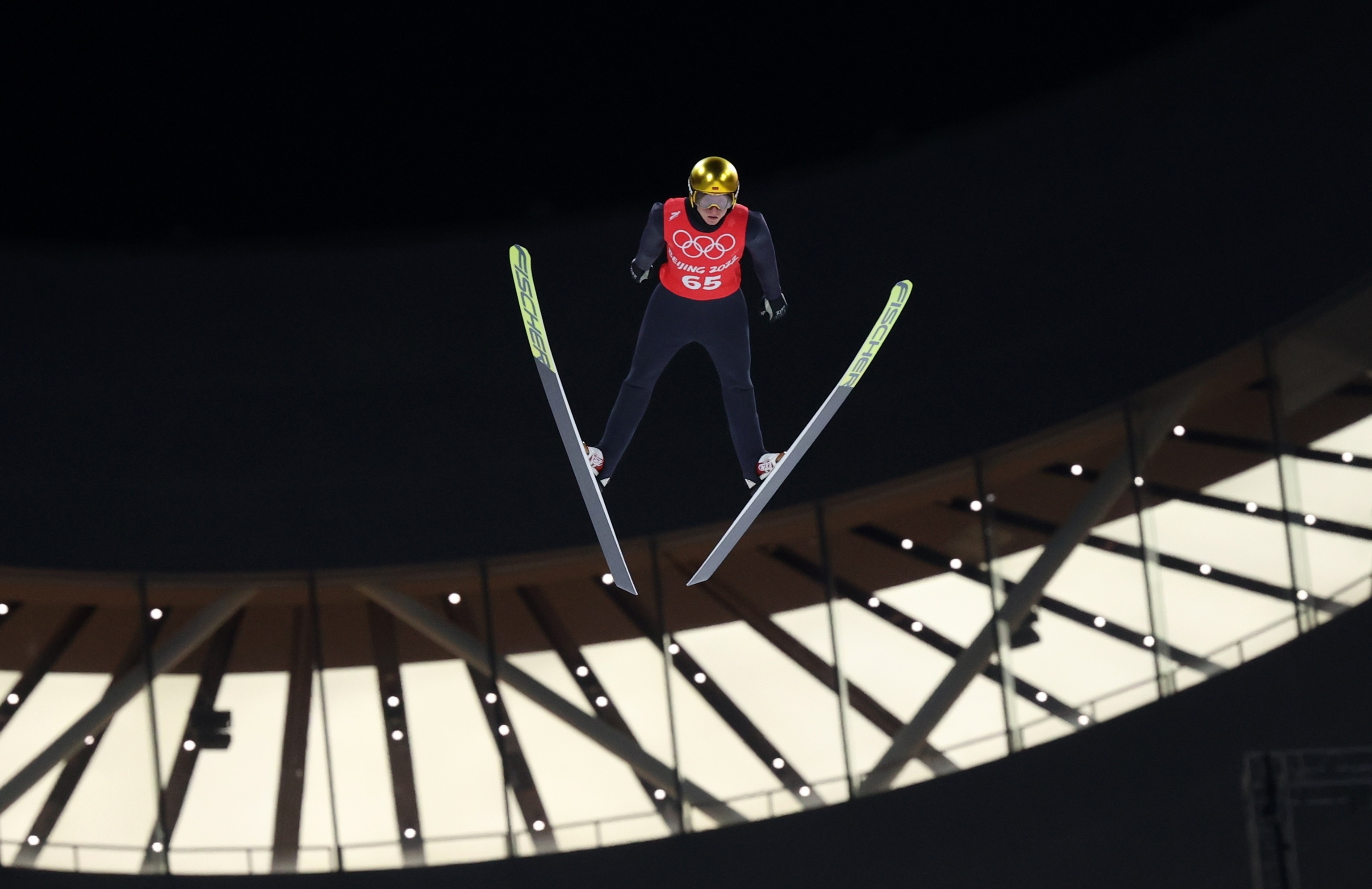 Karl Geiger entrena el salto de esquí antes de la jornada inaugural de los Juegos Olímpicos de Invierno en Pekín.