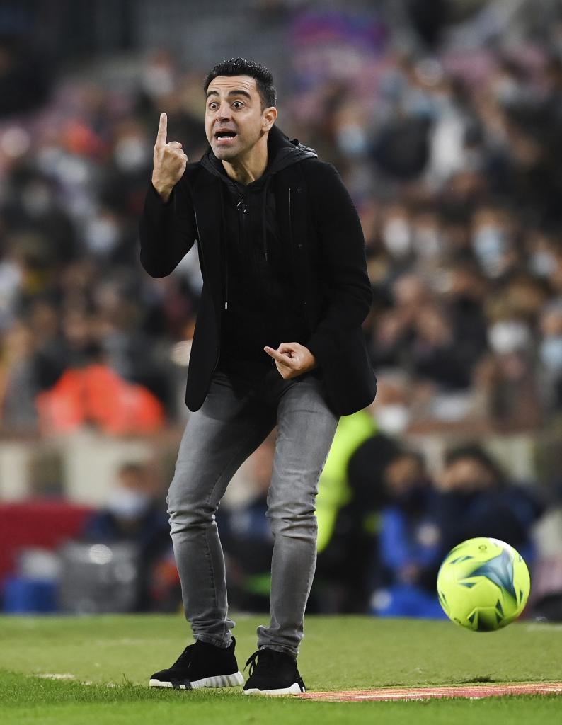 Xavi Hernndez, entrenador del FC Barcelona, dando instrucciones en el Camp Nou durante un partido de Liga.