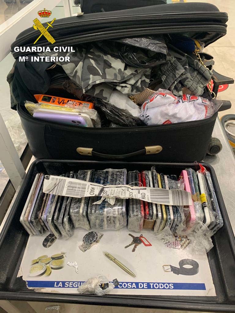 La Guardia Civil intercepta en Barajas dos maletas con casi un centenar de telfonos de dudosa procedencia