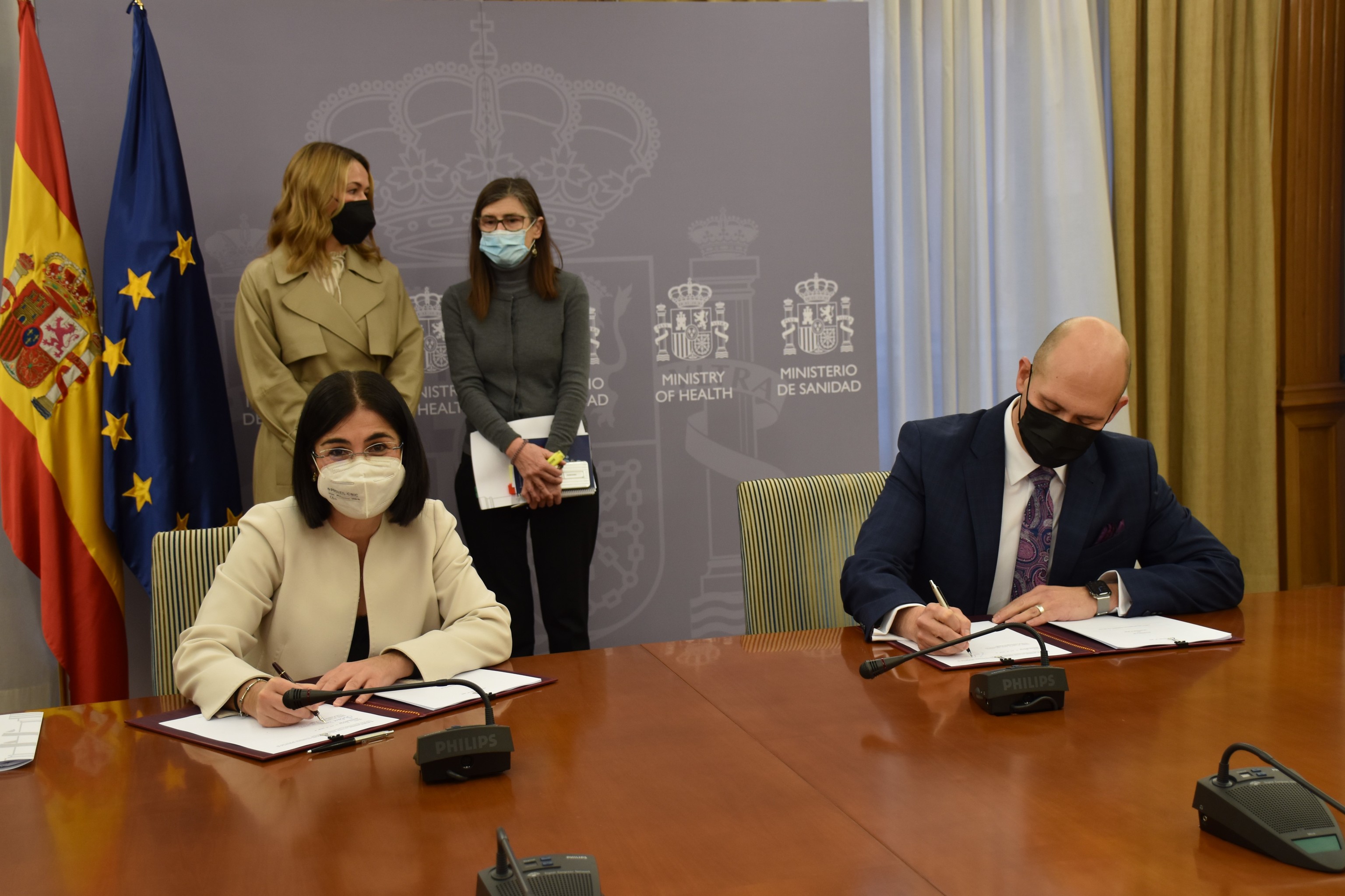 La ministra de Sanidad, Carolina Darias firma el acuerdo con Rick R. Surez, presidente de AstraZeneca.