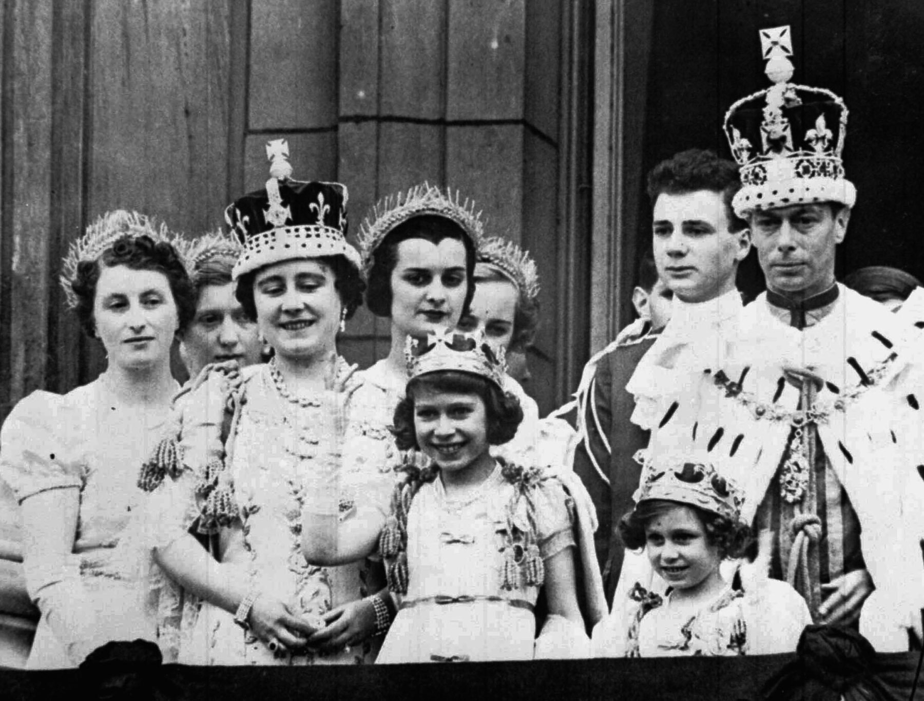 La familia real en el palacio de Buckingham tras la coronación de Jorge VI.