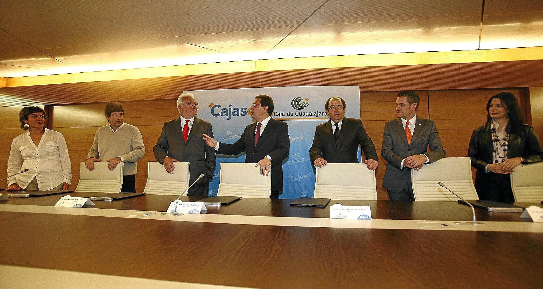 Los entonces presidentes de Caja Guadalajara, Jos Luis Ros, y Cajasol, Antonio Pulido, en el acto de firma de la fusin de ambas entidades.