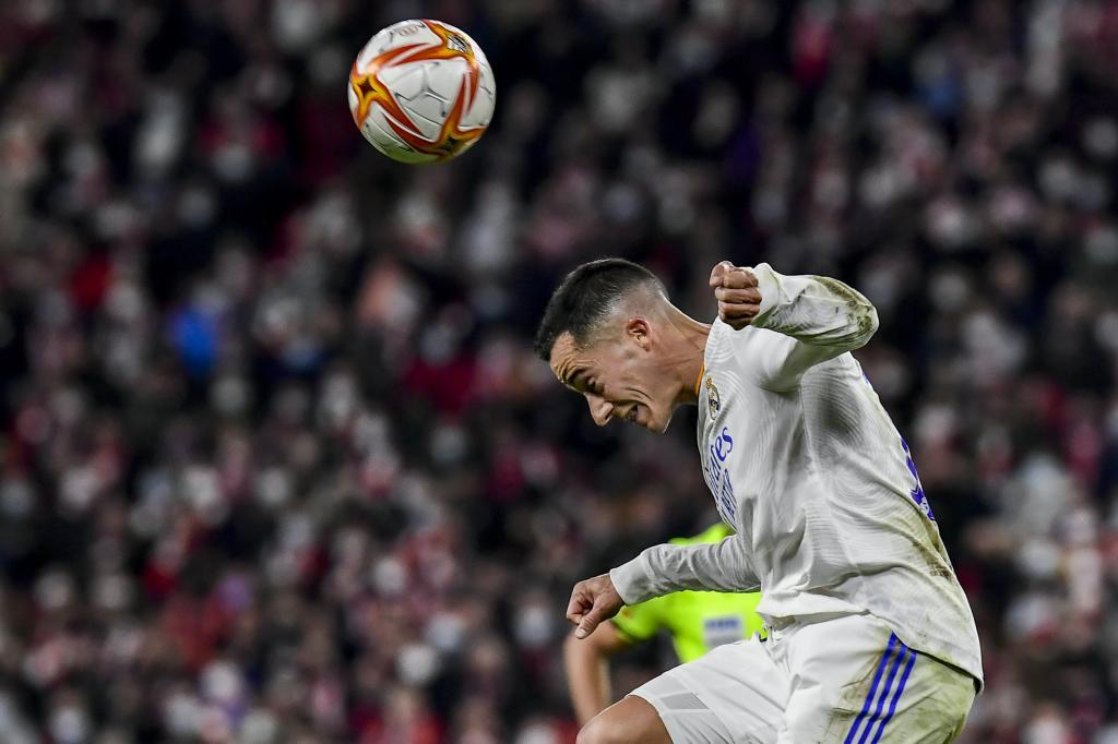 Lucas Vzquez, jugador del Real Madrid, golpea el baln con la cabeza.