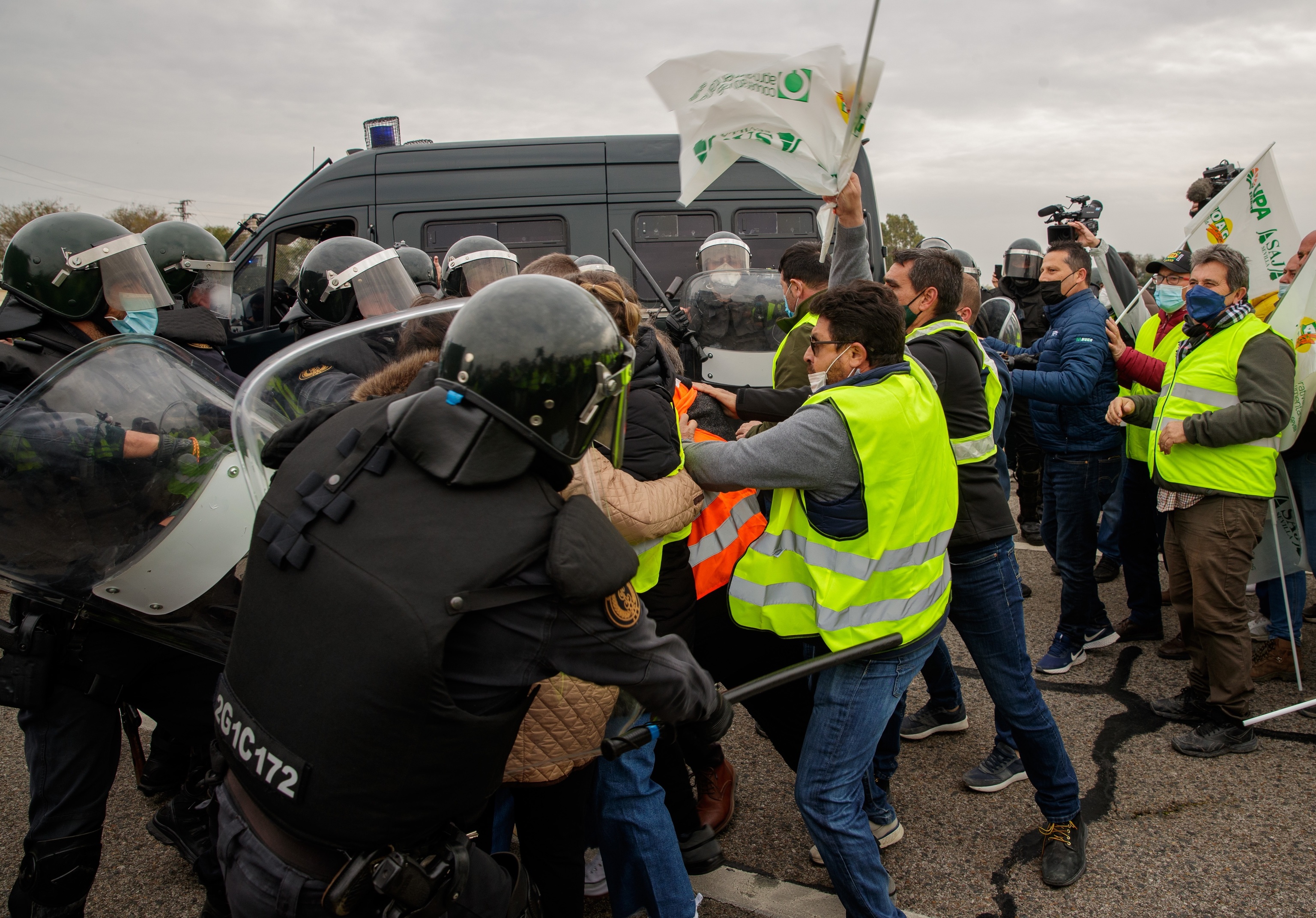 Enfrentamiento entre los manifestantes y los guardias civiles.