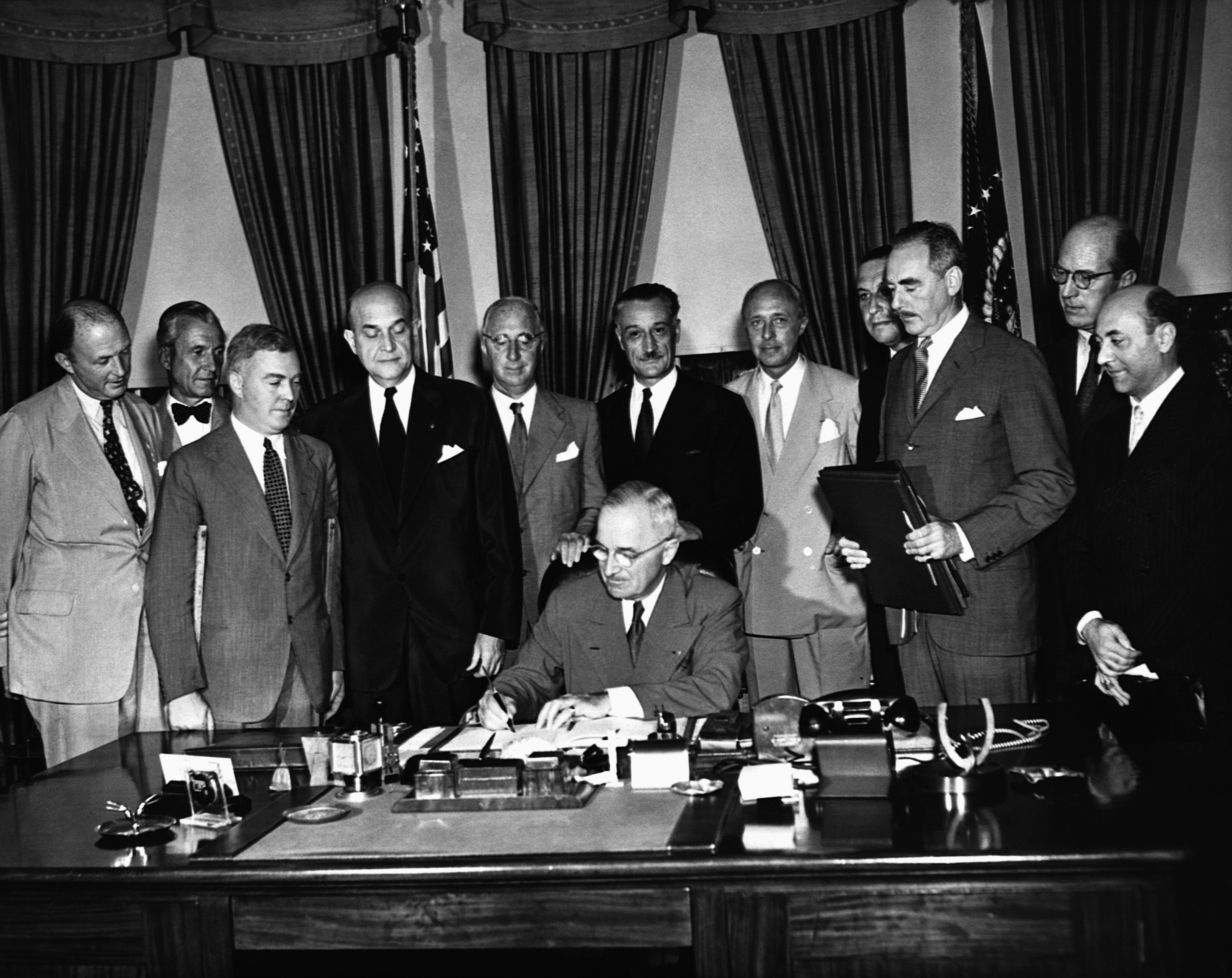 Harry Truman firma el Tratado del Atlntico Norte.