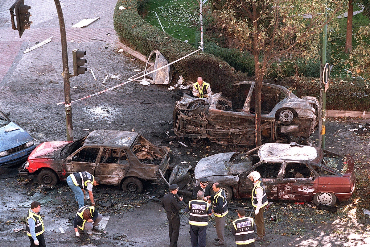 Atentado de ETA con coche bomba en octubre de 2000 en el que fueron asesinados el magistrado Jos Francisco Querol Lombardero y tres personas ms: Jess Escudero, Armando Medina y Jess Snchez.