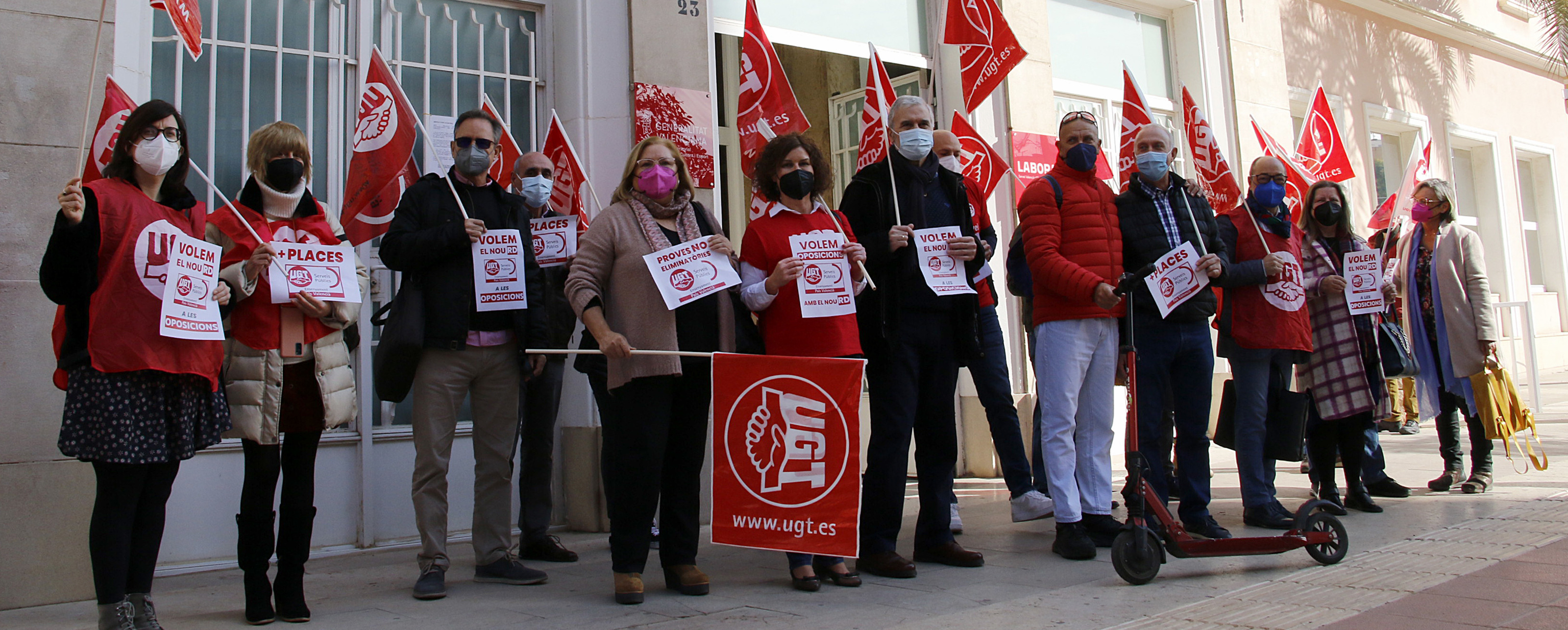 Protesta sindical de docentes a las puertas de la direccin territorial de la Conselleria de Educacin. torres
