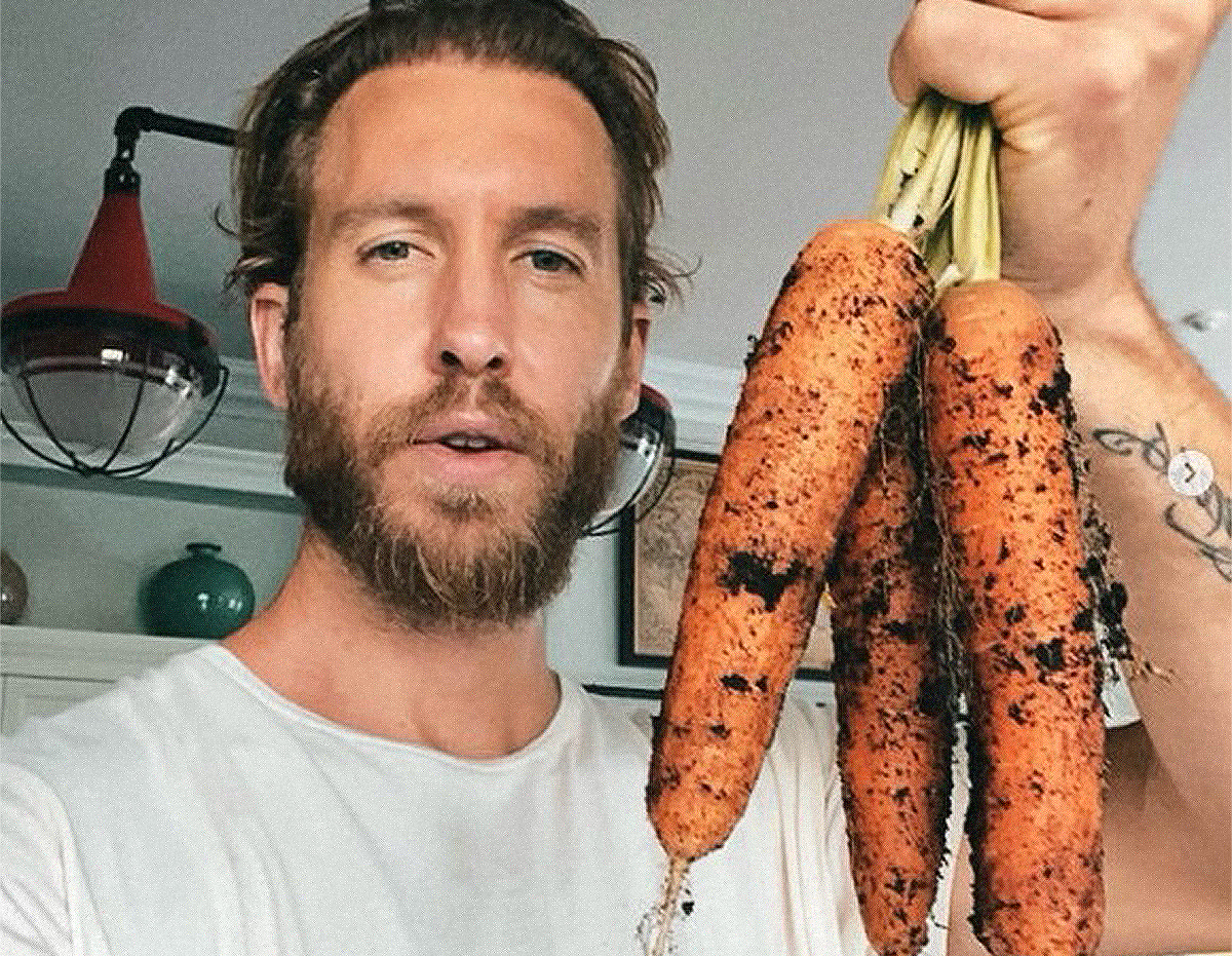 Calvin Harris con un manojo de zanahorias de su cosecha.