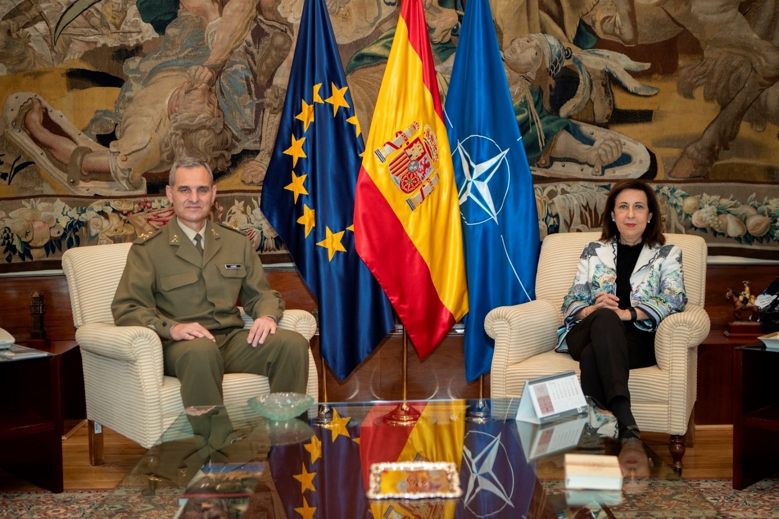 El general de División del Ejército de Tierra Aroldo Lázaro Sáenz con la ministra de Defensa, Margarita Robles.