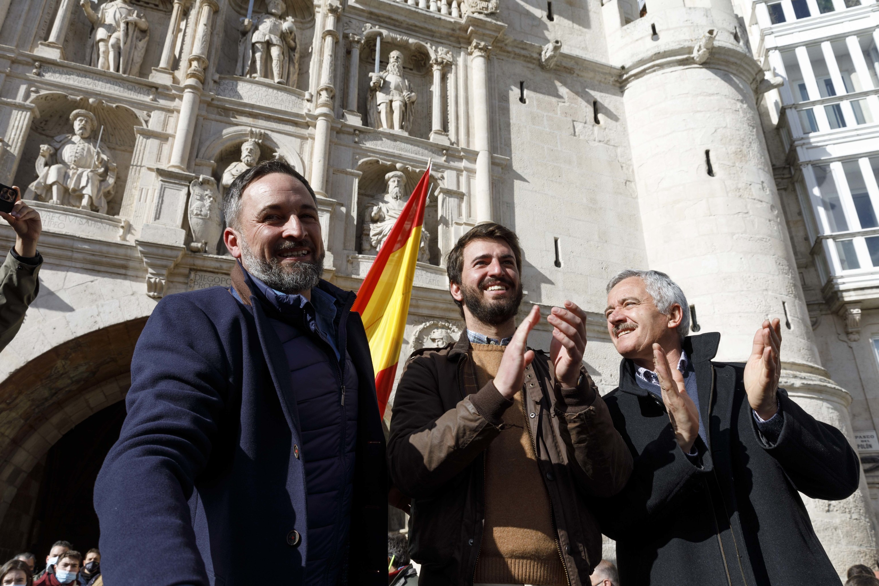 Santiago Abascal, el candidato Juan Garca-Gallardo y Jos Antonio Ortega Lara, en campaa electoral frente al Arco de Santa Mara en Burgos.