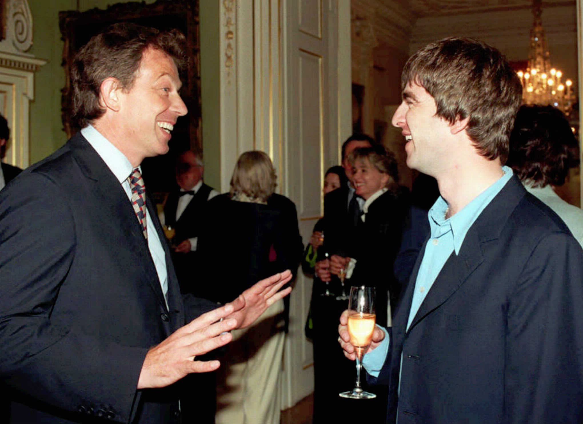 Tony Blair con Noel Gallagher en una fiesta en Downing Street.