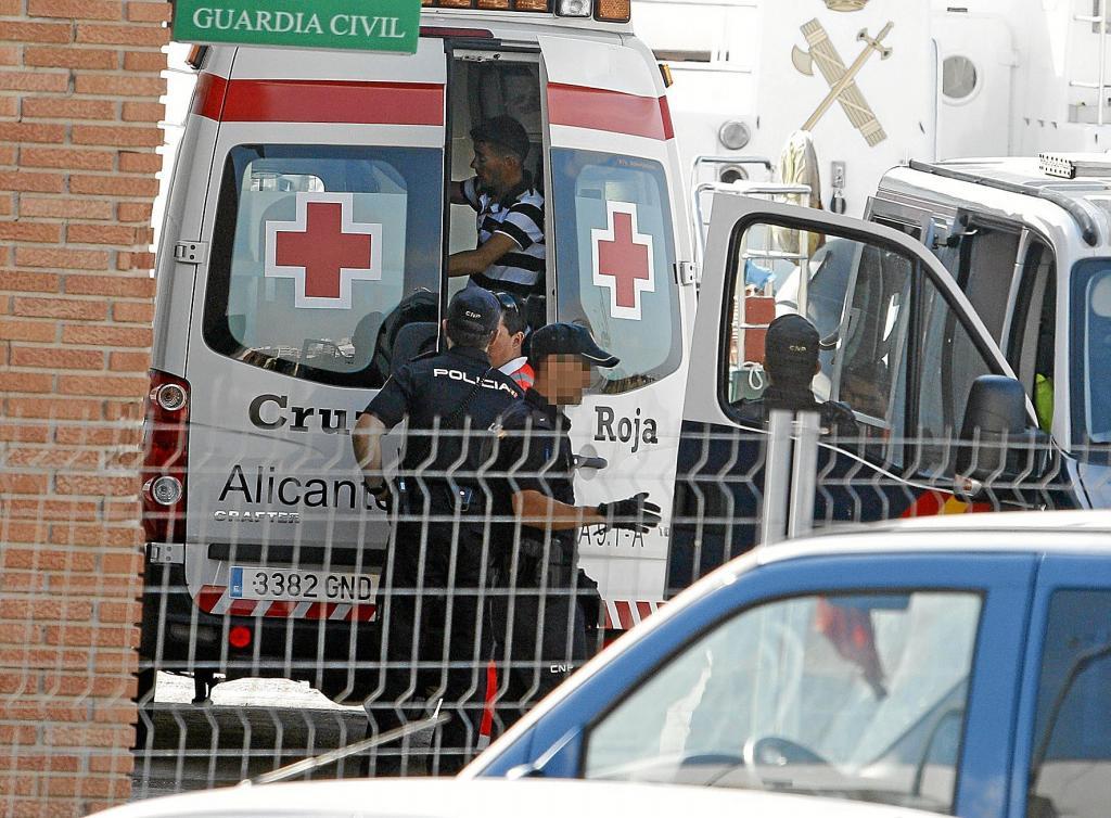 Agentes de la Polica Nacional tras interceptar una patera en Alicante.