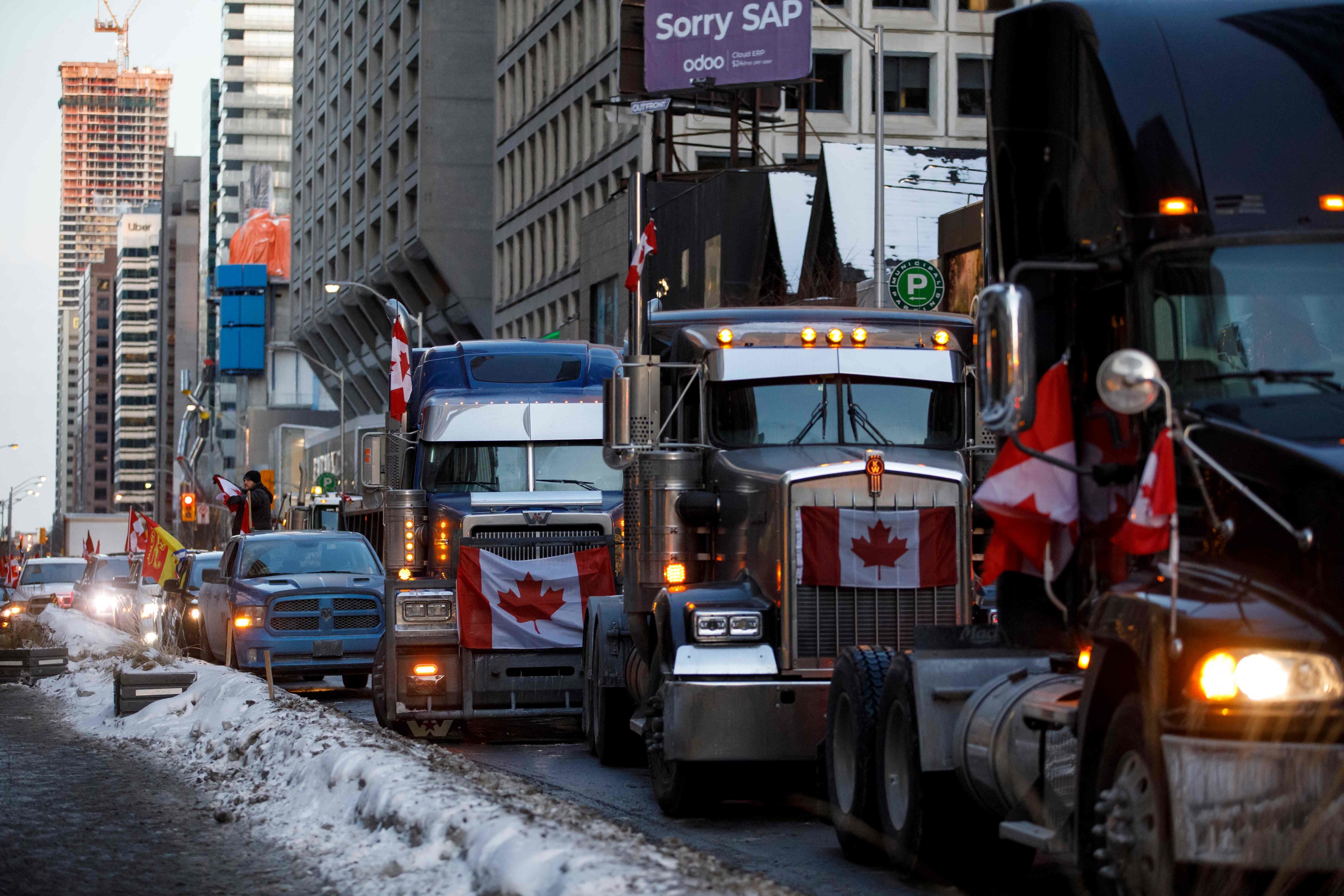 Varios camiones bloquean una calle de Ottawa, este domingo.