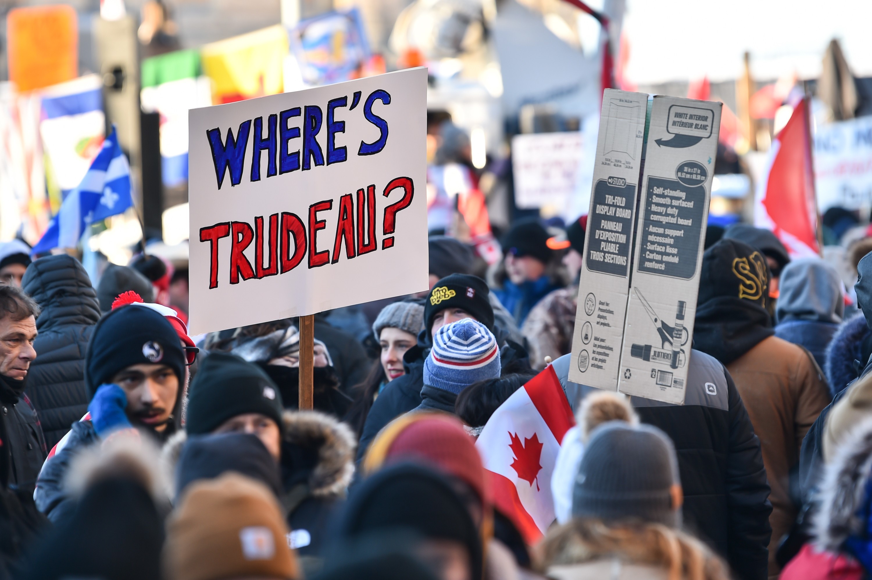 Manifestantes contra Trudeau.