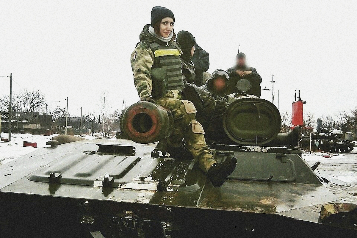 Liudmila Bileka, la paramédico que posa sobre un tanque ucraniano.