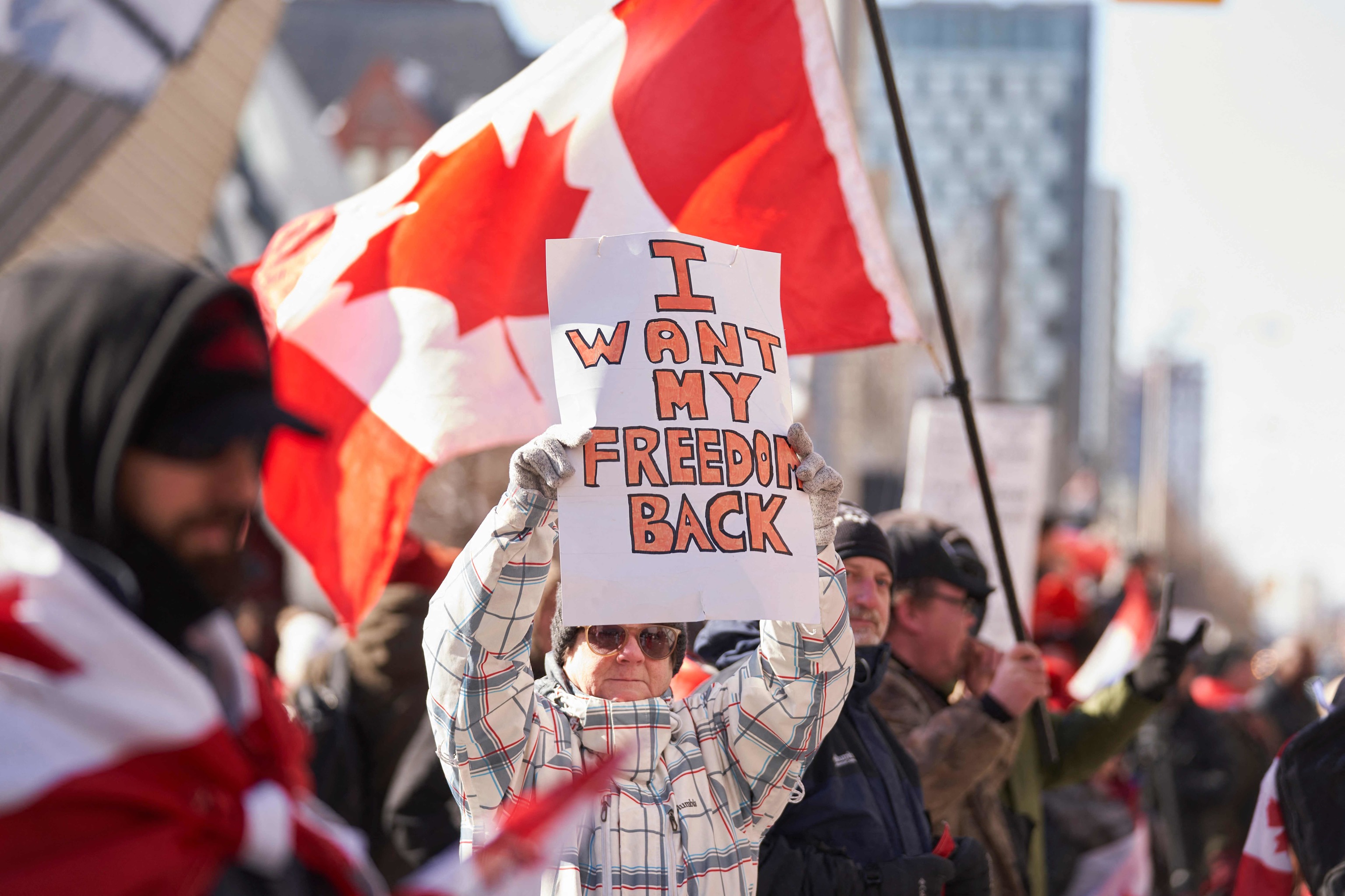 "Devolvedme la libertad", pide un manifestante en Ottawa.