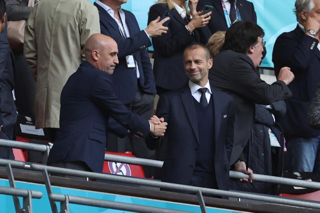 Luis Rubiales estrecha la mano de Ceferin, en el palco de Wembley.