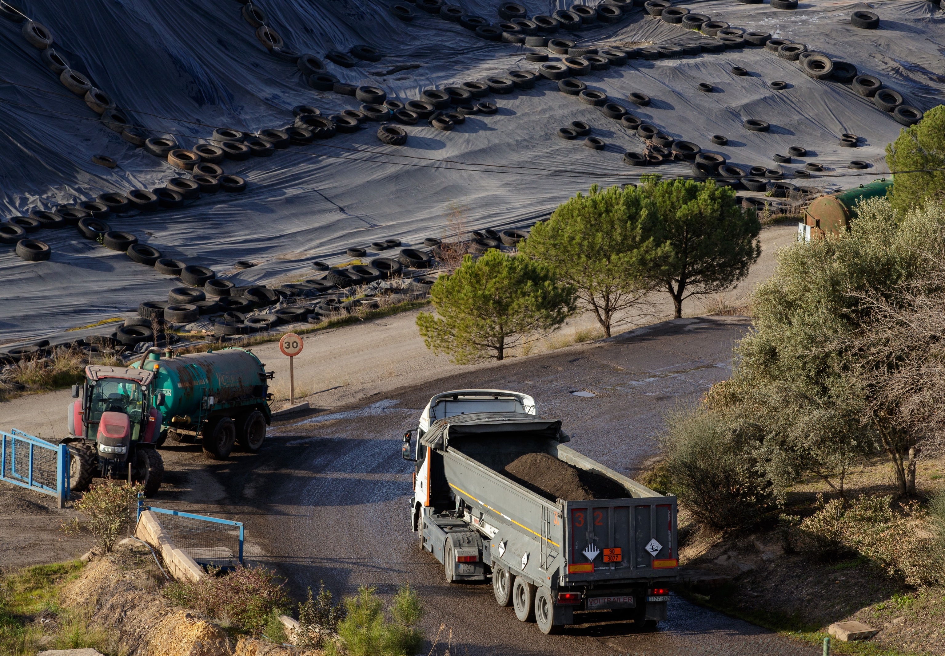 Dos camiones salen del vertedero de residuos peligrosos de Nerva (Huelva) tras dejar su carga en sus instalaciones la semana pasada.