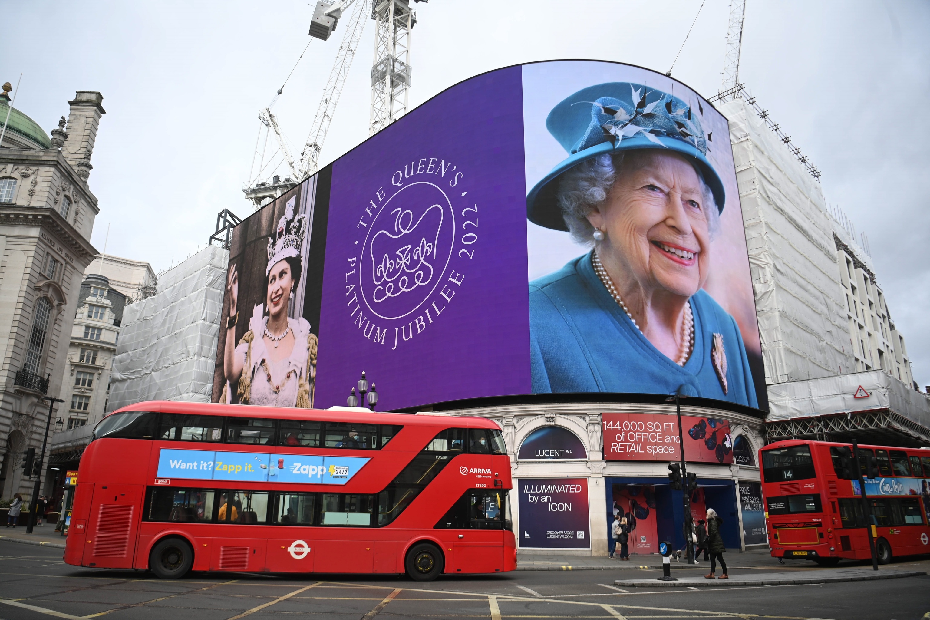 Isabel II, en una pantalla en Piccadilly Circus, en Londres.