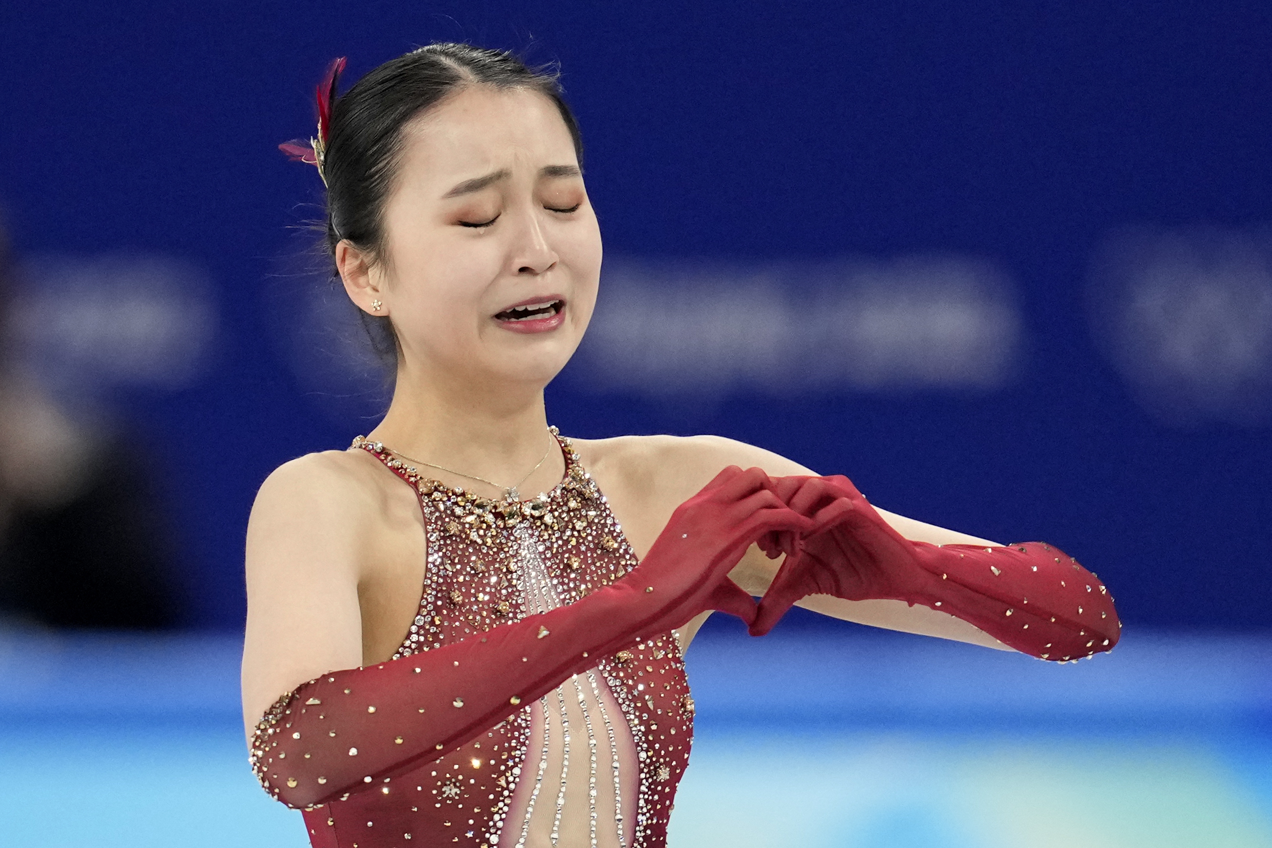 Zhu Yi tras caer al hielo en la final de patinaje artístico del lunes.