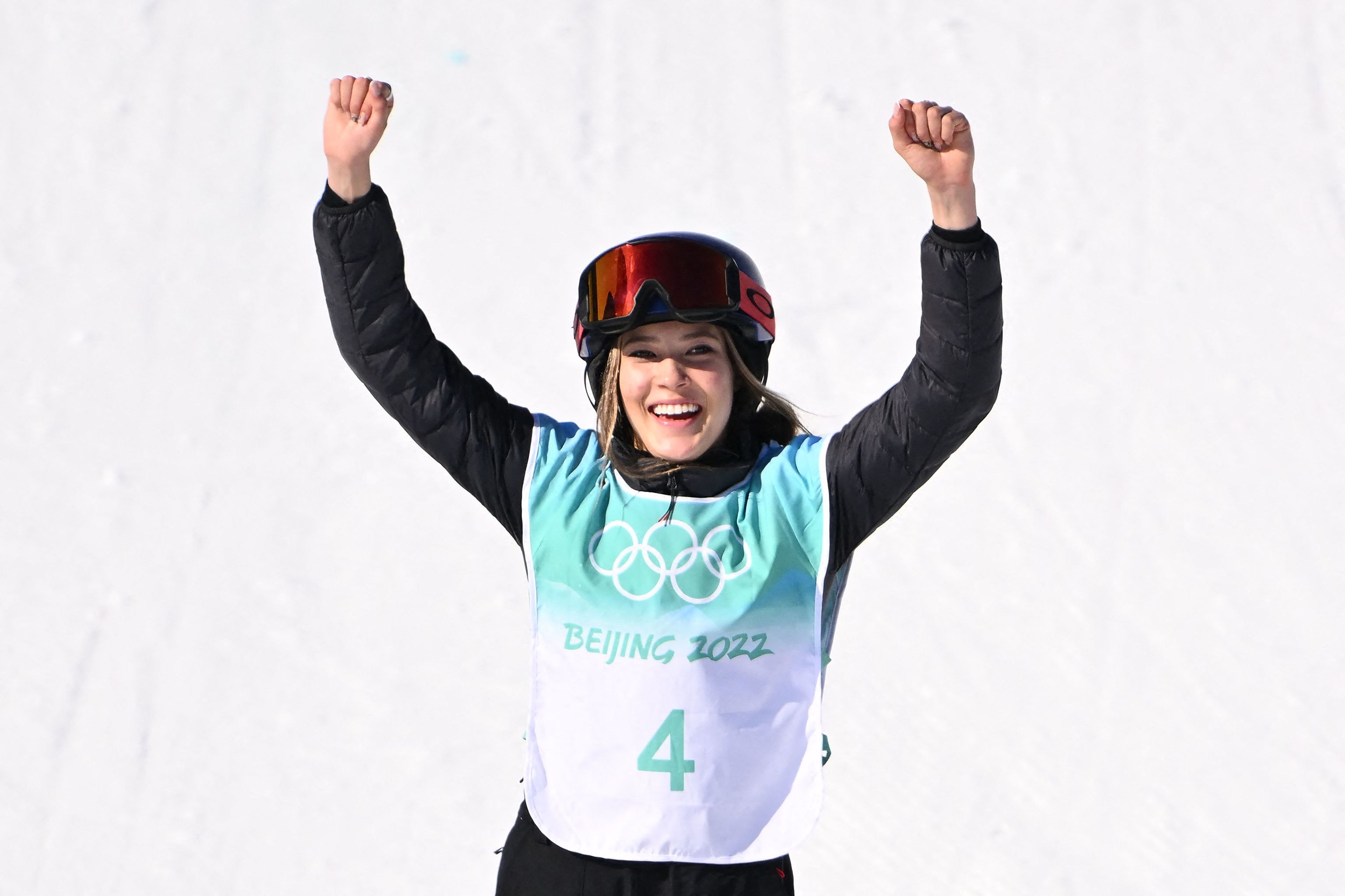 Eileen Gu celebra su primera medalla de oro en snowboard en los Juegos de Invierno de Pekín.