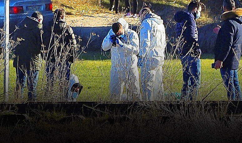 Efectivos de la polica cientfica de la Guardia Civil en el lugar donde fue hallado el cuerpo.