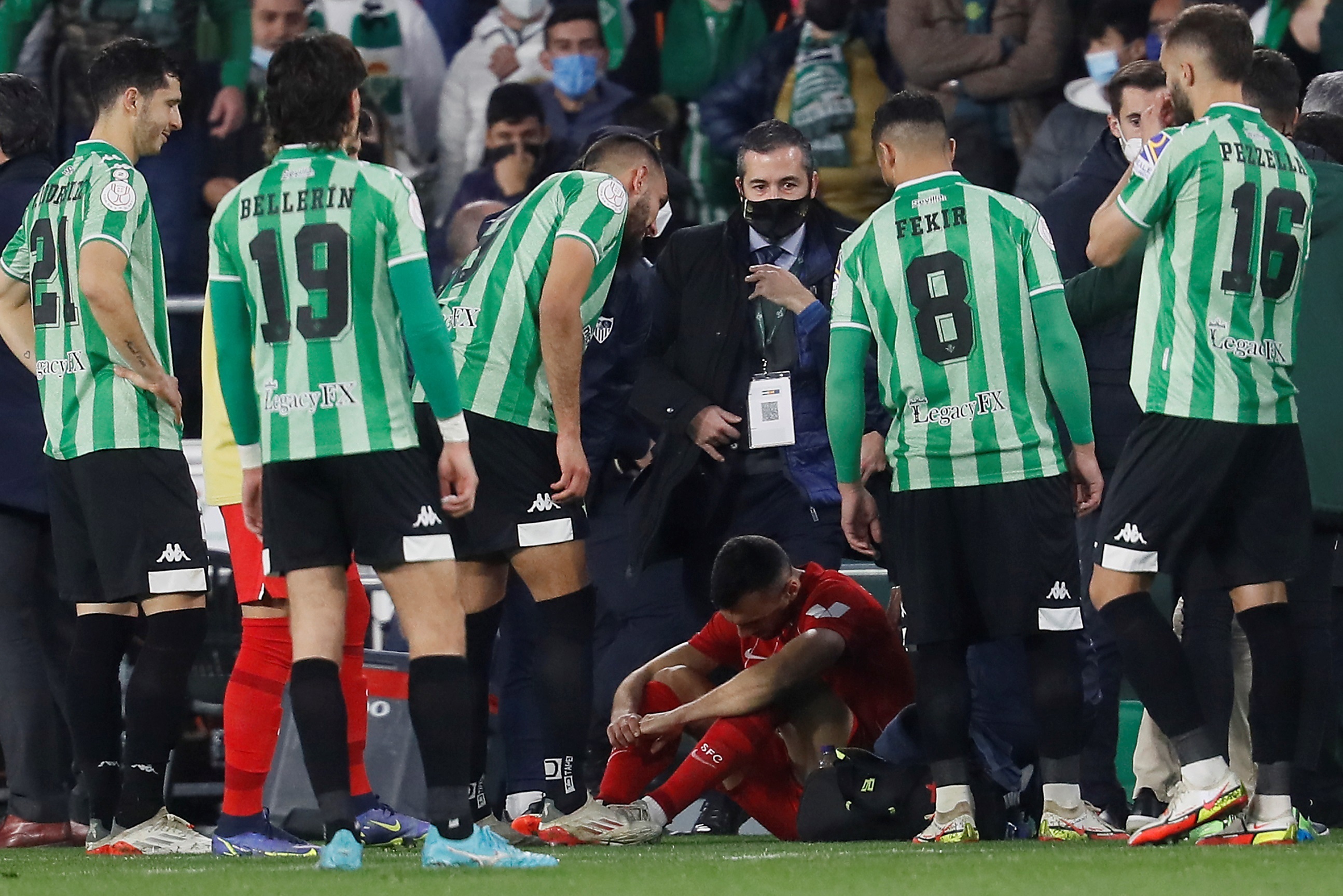 El centrocampista del Sevilla Joan Jordn tras recibir el impacto de un palo tirado desde la grada.