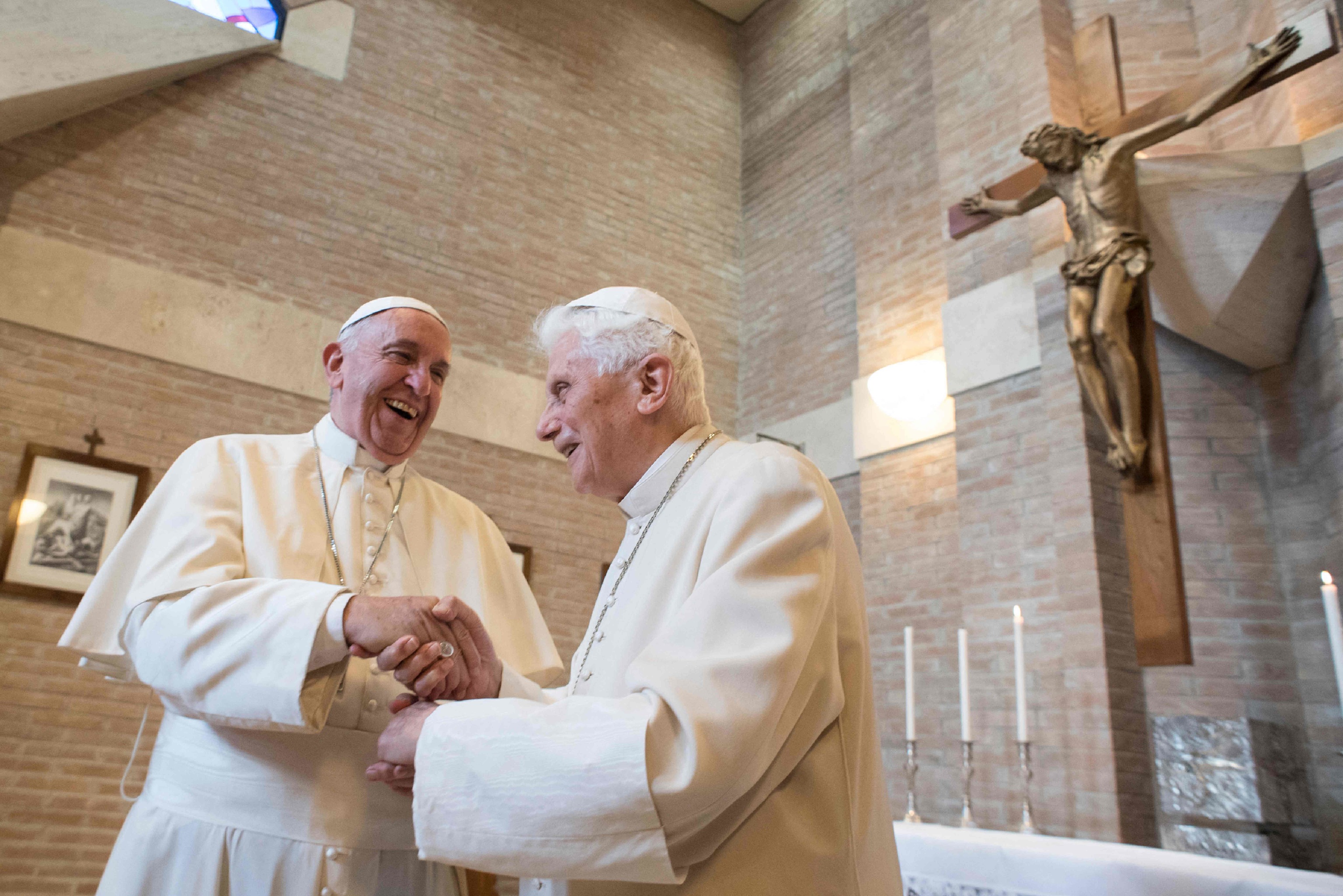 Imagen de archivo del Papa Francisco con Benedicto XVI.