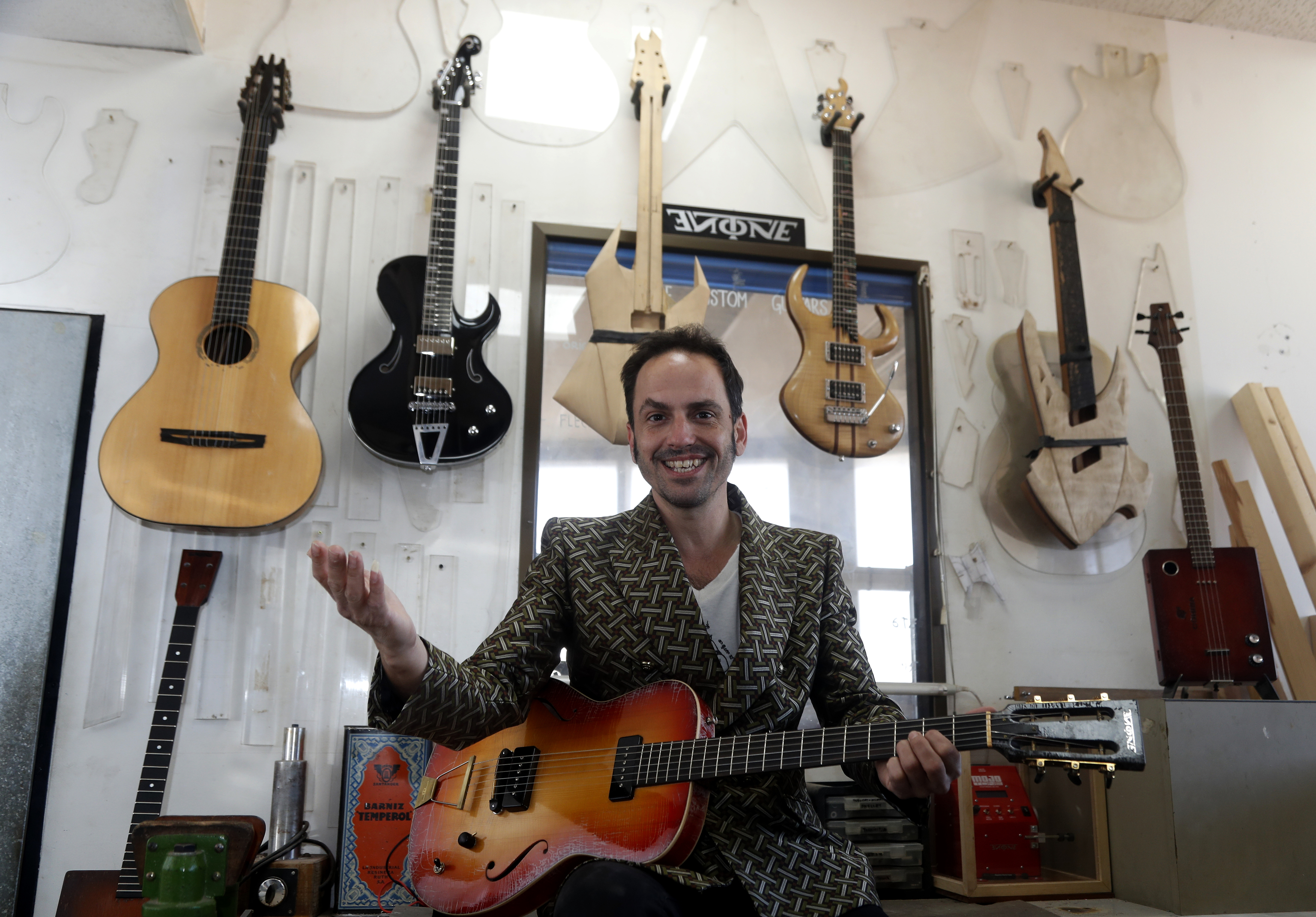 Vctor Iniesta, en un taller de guitarras.