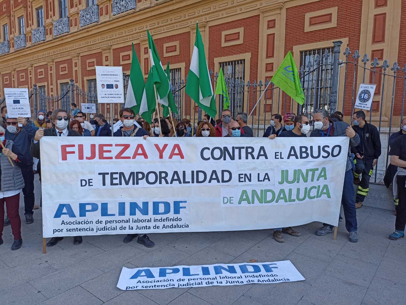 Manifestantes a las puertas del Palacio de San Telmo, este martes.