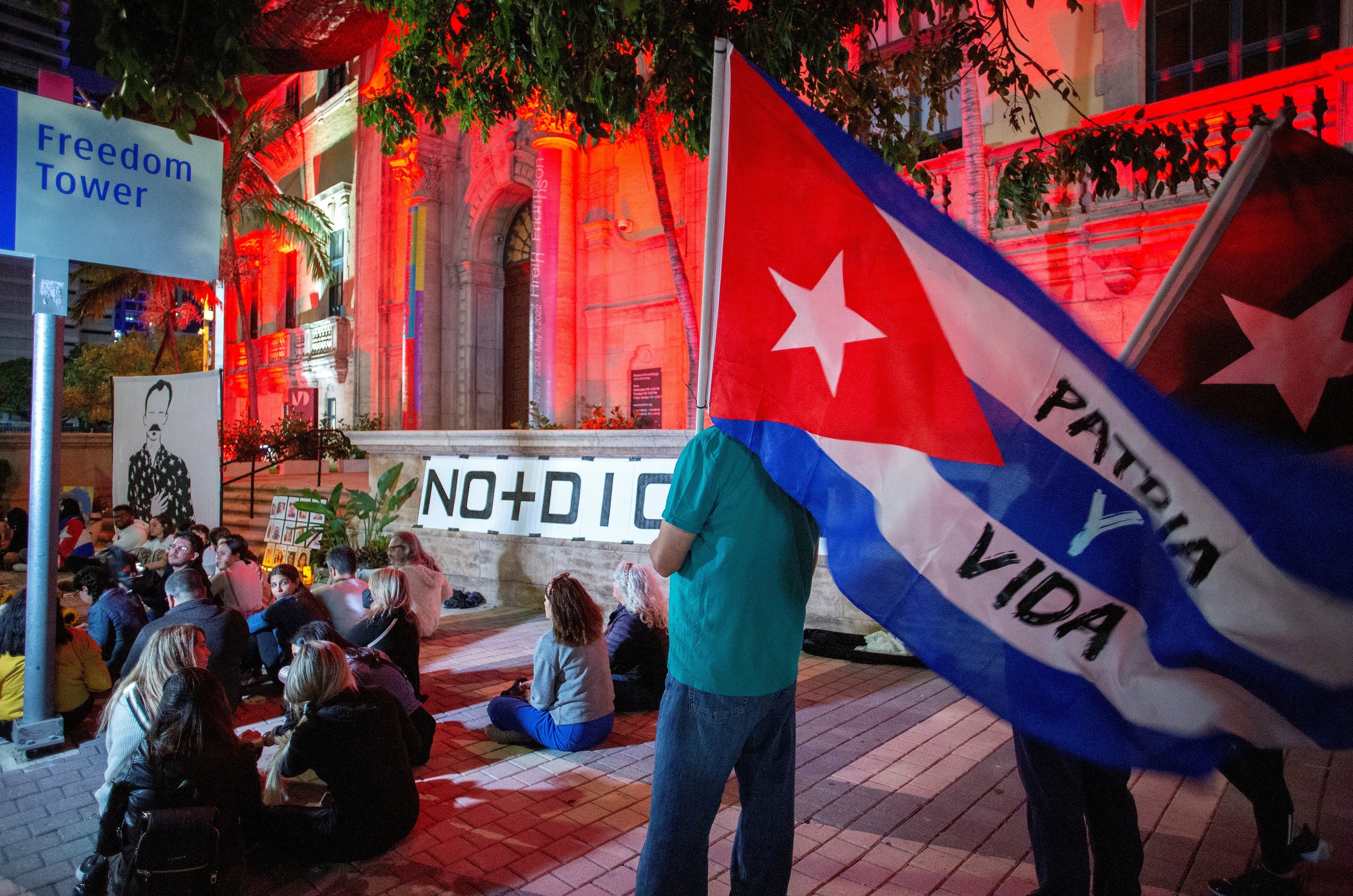 Miembros de la comunidad cubano-americana durante una vigilia por Otero Alcntara.