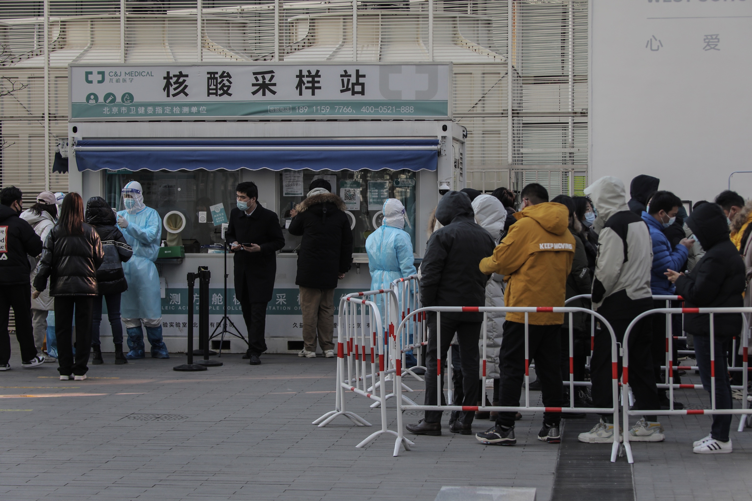 Personas con mascarillas hacen fila para la prueba de Covid-19 en Beijing, China, este martes..