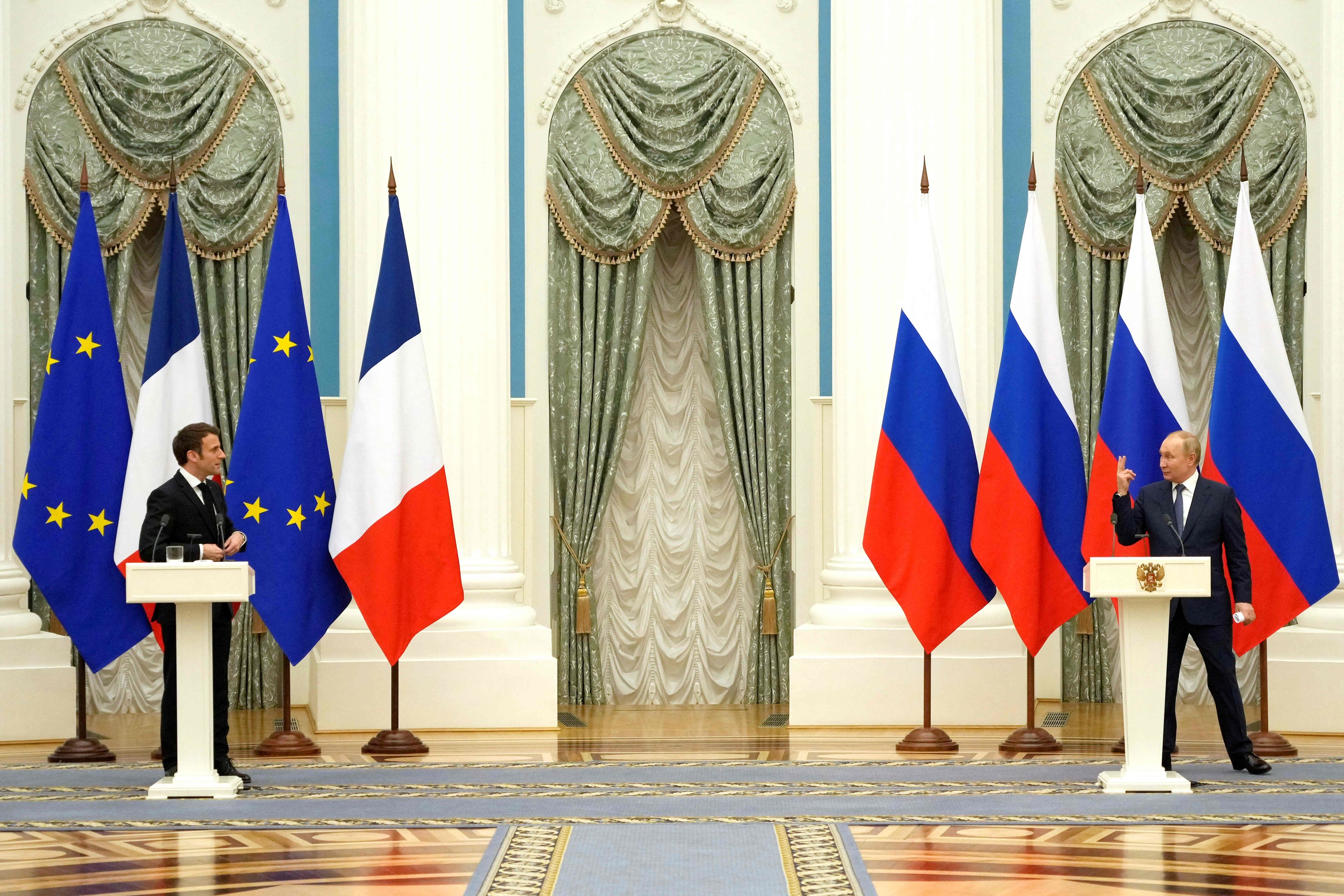 Macron (izq) y Putin, ayer, en Moscú.