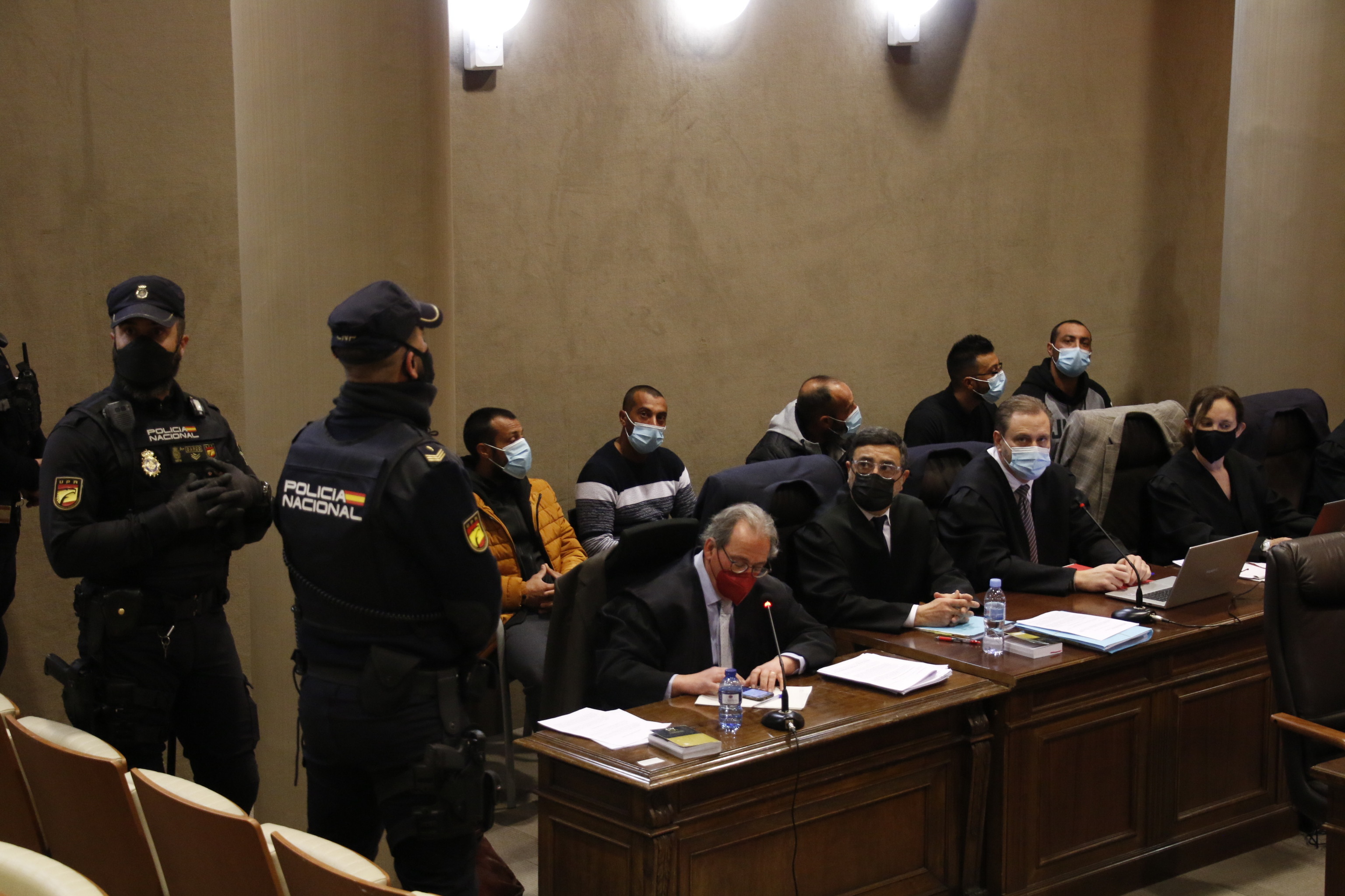 Los cinco hermanos acusados de asesinar a un hombre en Casas La Breva, durante una de las sesiones del juicio.