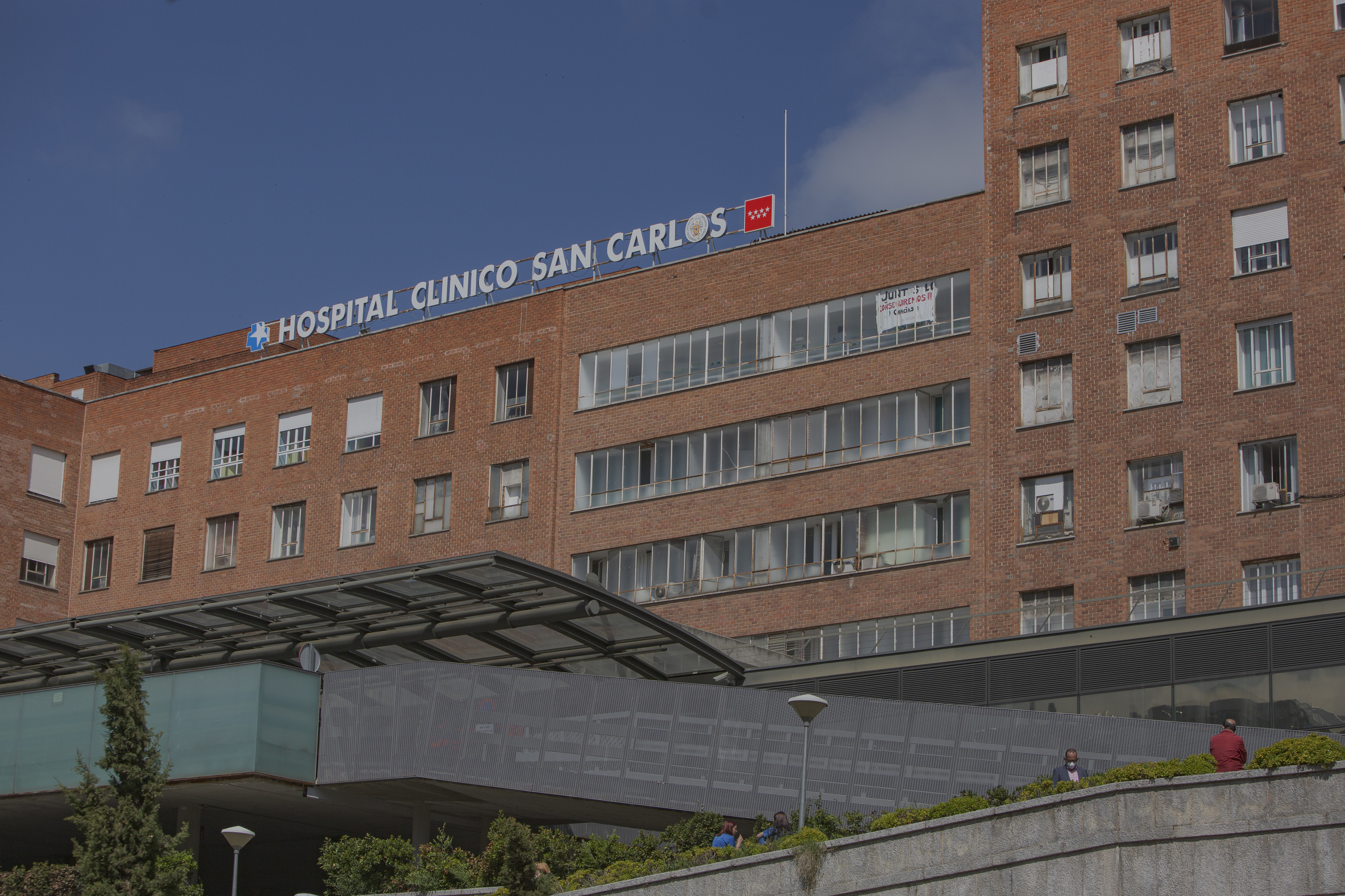 Fachada del Hospital Universitario Clnico de San Carlos, en Madrid.