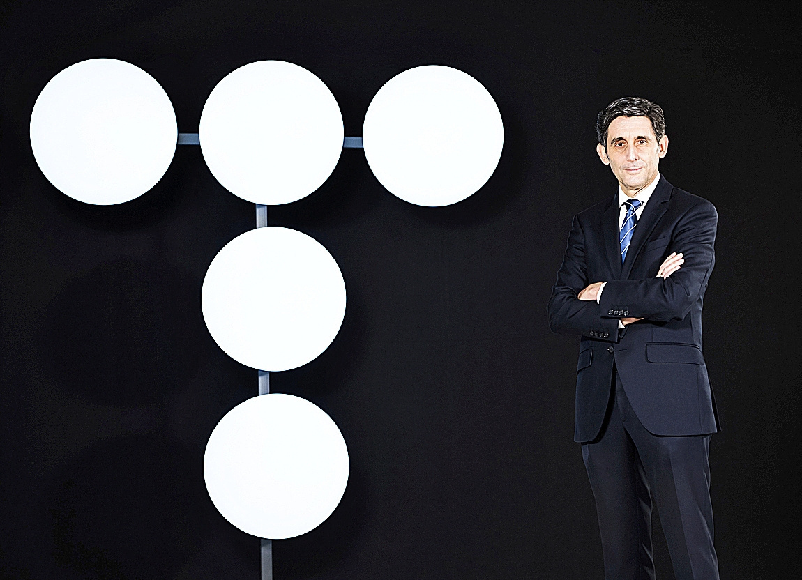 El presidente de Telefnica lvarez-Pallete con el nuevo logo de la compaa.