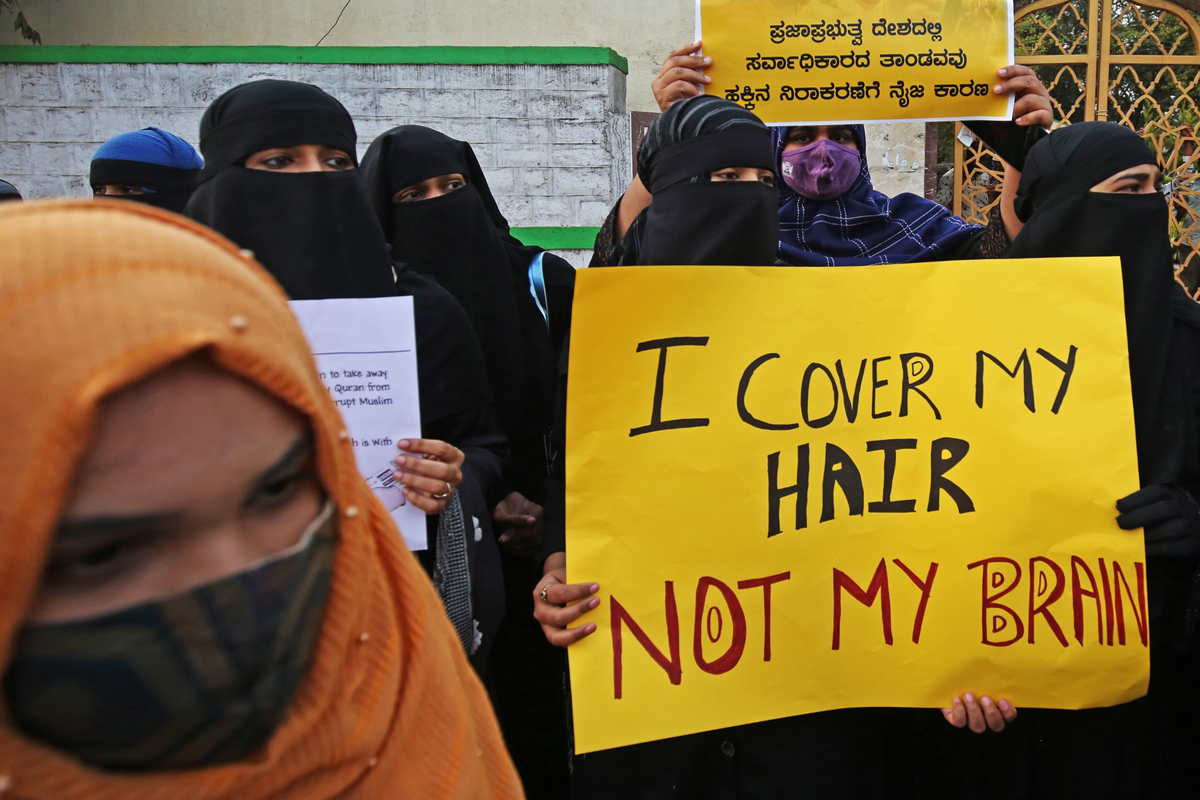 Varias mujeres con hiyab durante una protesta, en Bangalore.