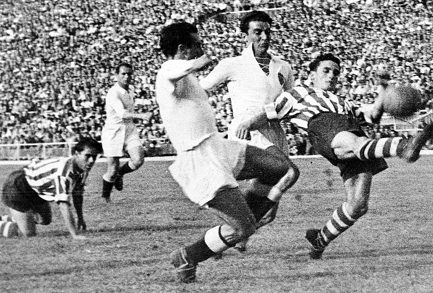 Uno de los duelos entre Athletic y Valencia de mitad del siglo XX.
