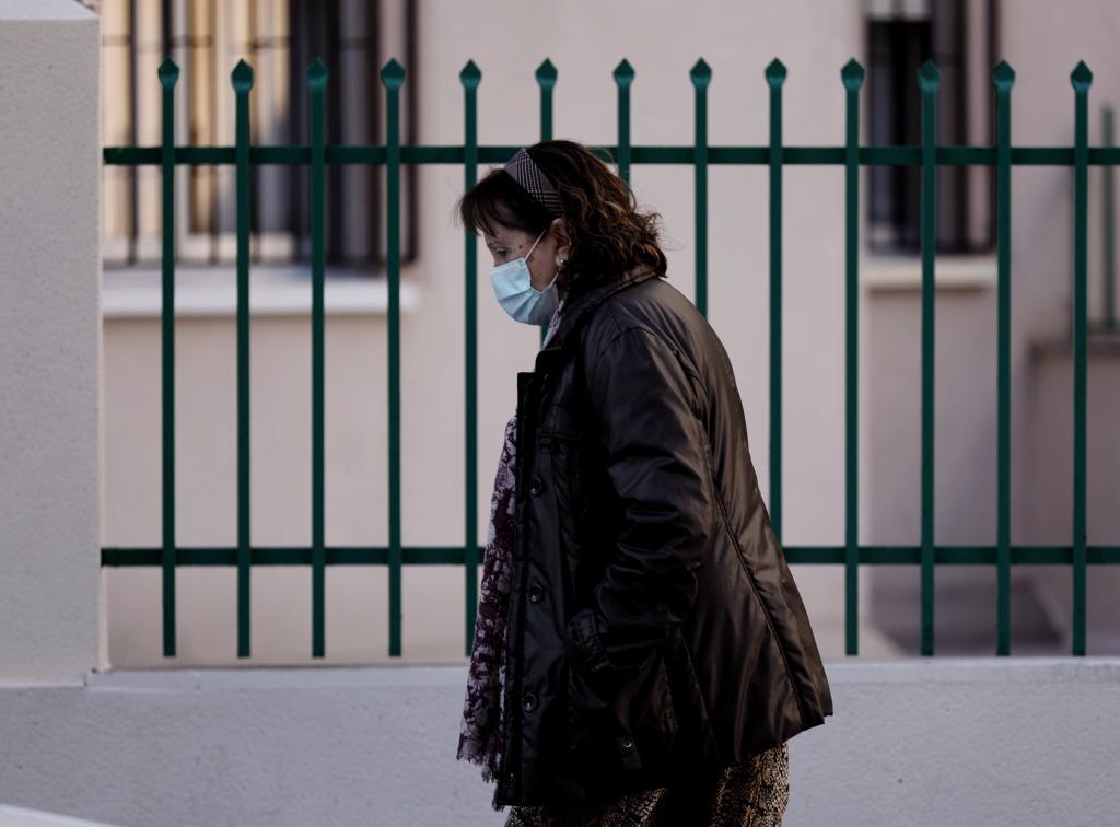 Un mujer con mascarilla en Madrid.